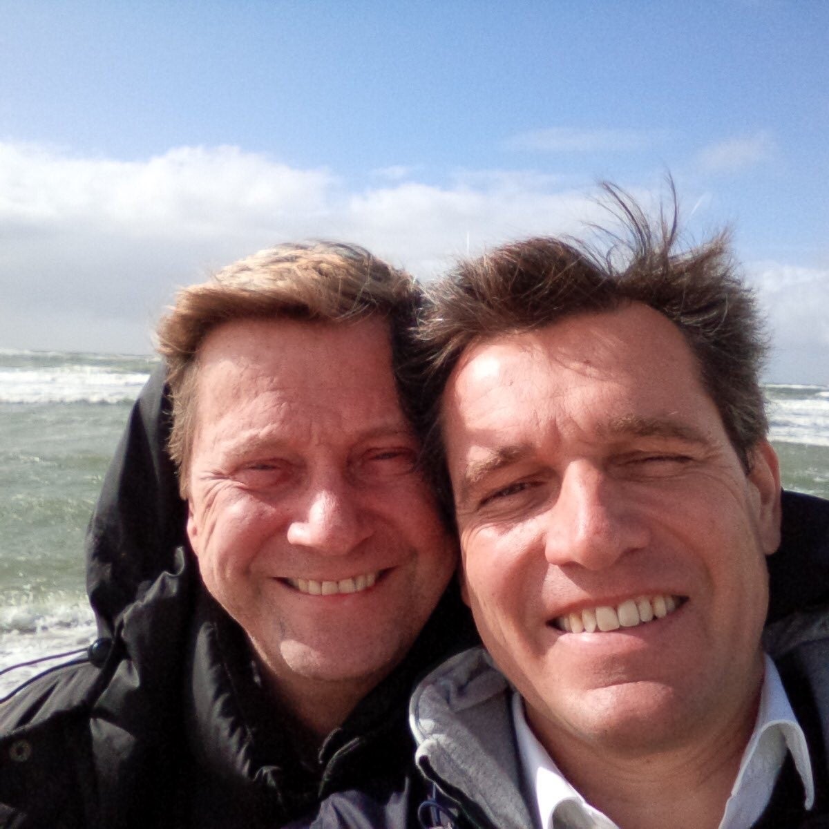 Zwei Männer posieren für ein Selfie