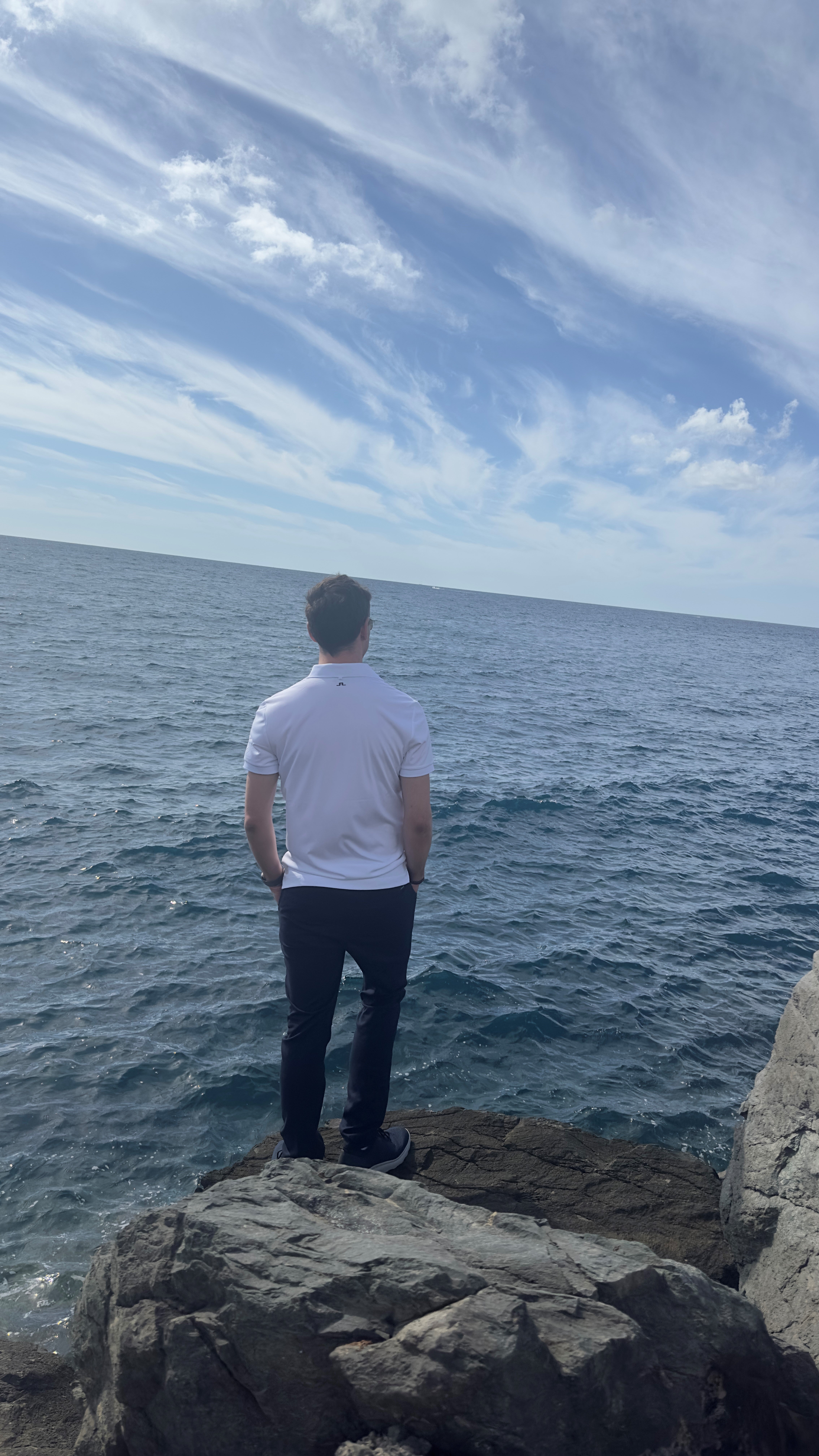 Patient Tobias von hinten, wie er aufs Meer blickt