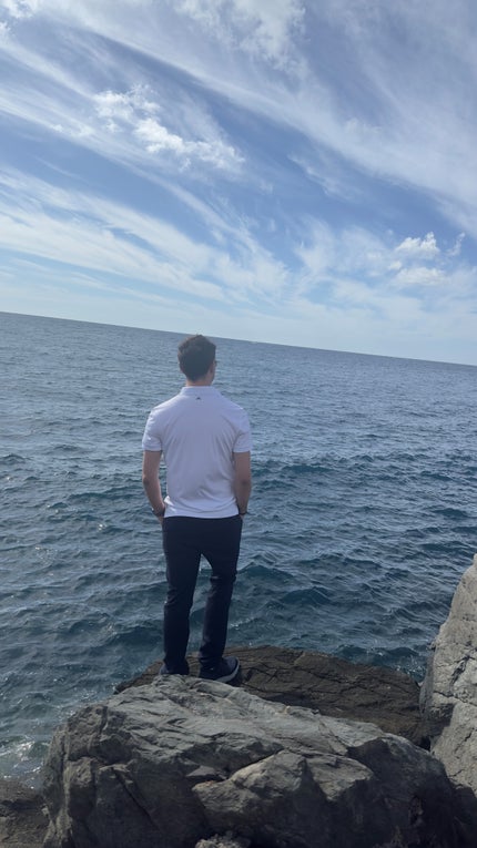 Patient Tobias von hinten, wie er aufs Meer blickt