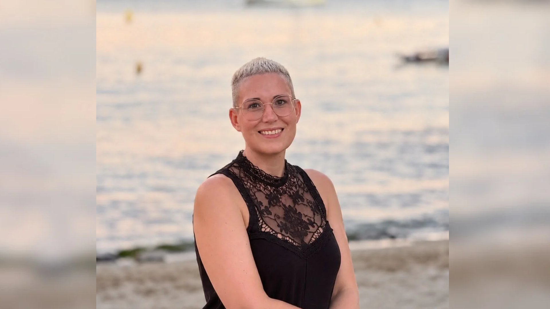 Eine Frau, die in die Kamera lächelt