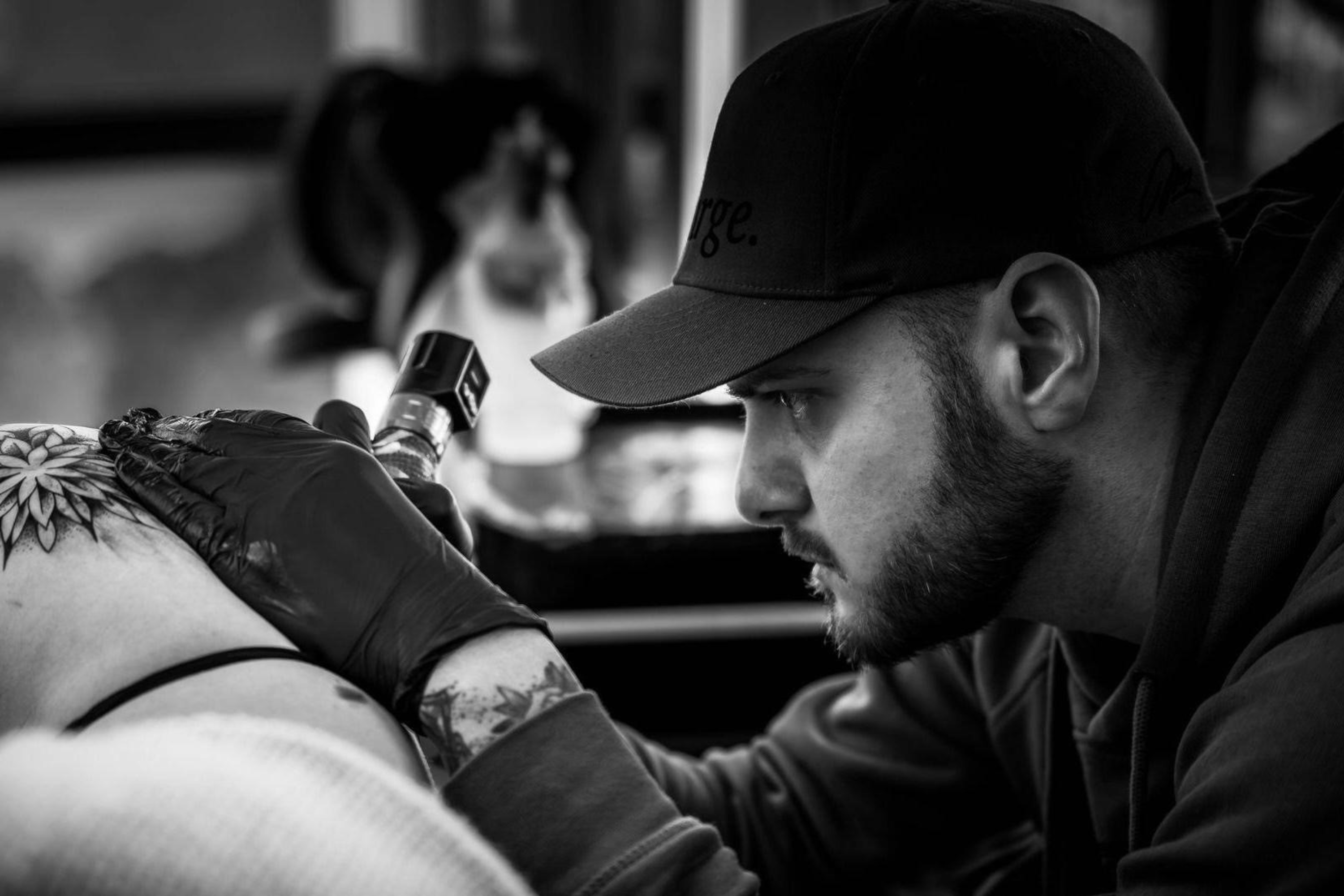 Ein Mann lässt sich tätowieren