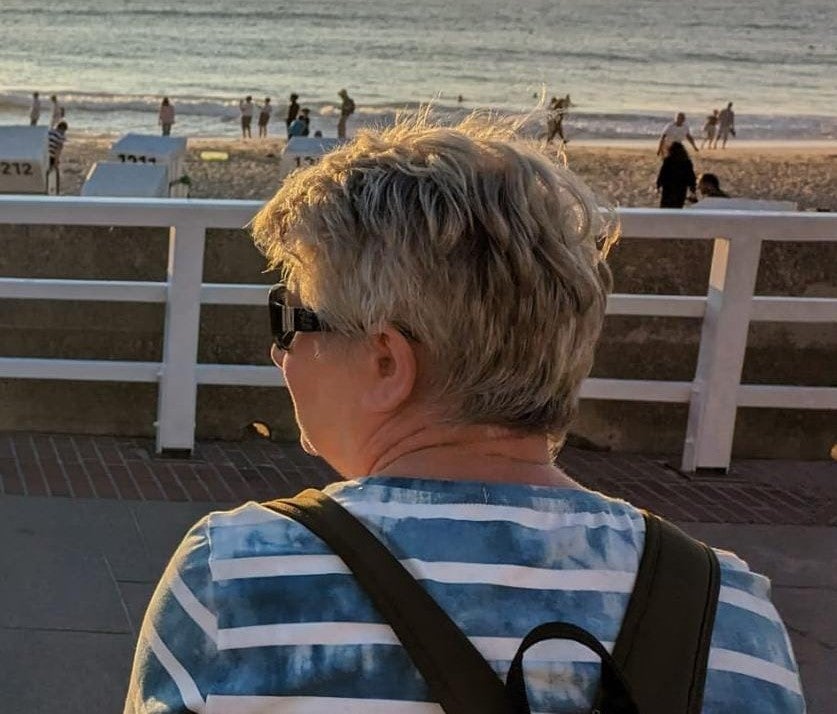 Eine Frau schaut auf einen Strand