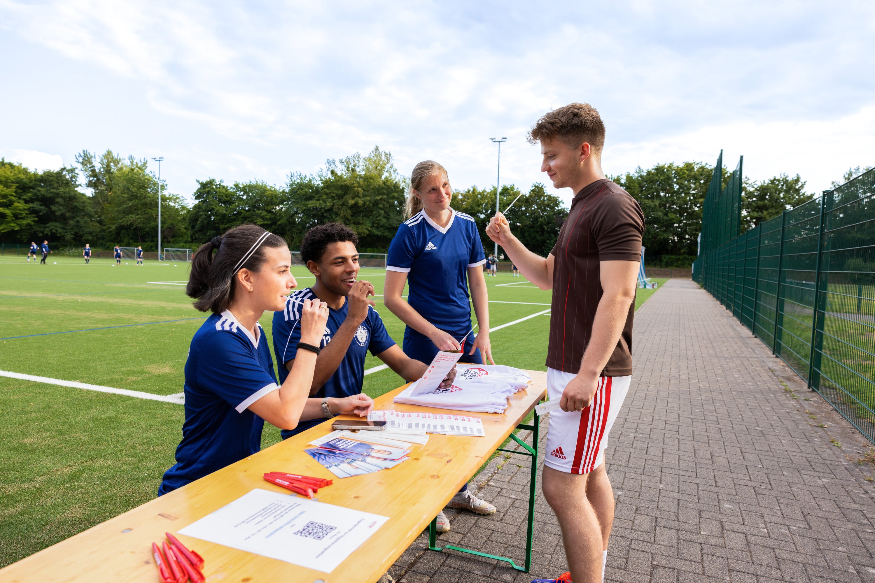 Eine Gruppe von Menschen, die an einem Tisch sitzen