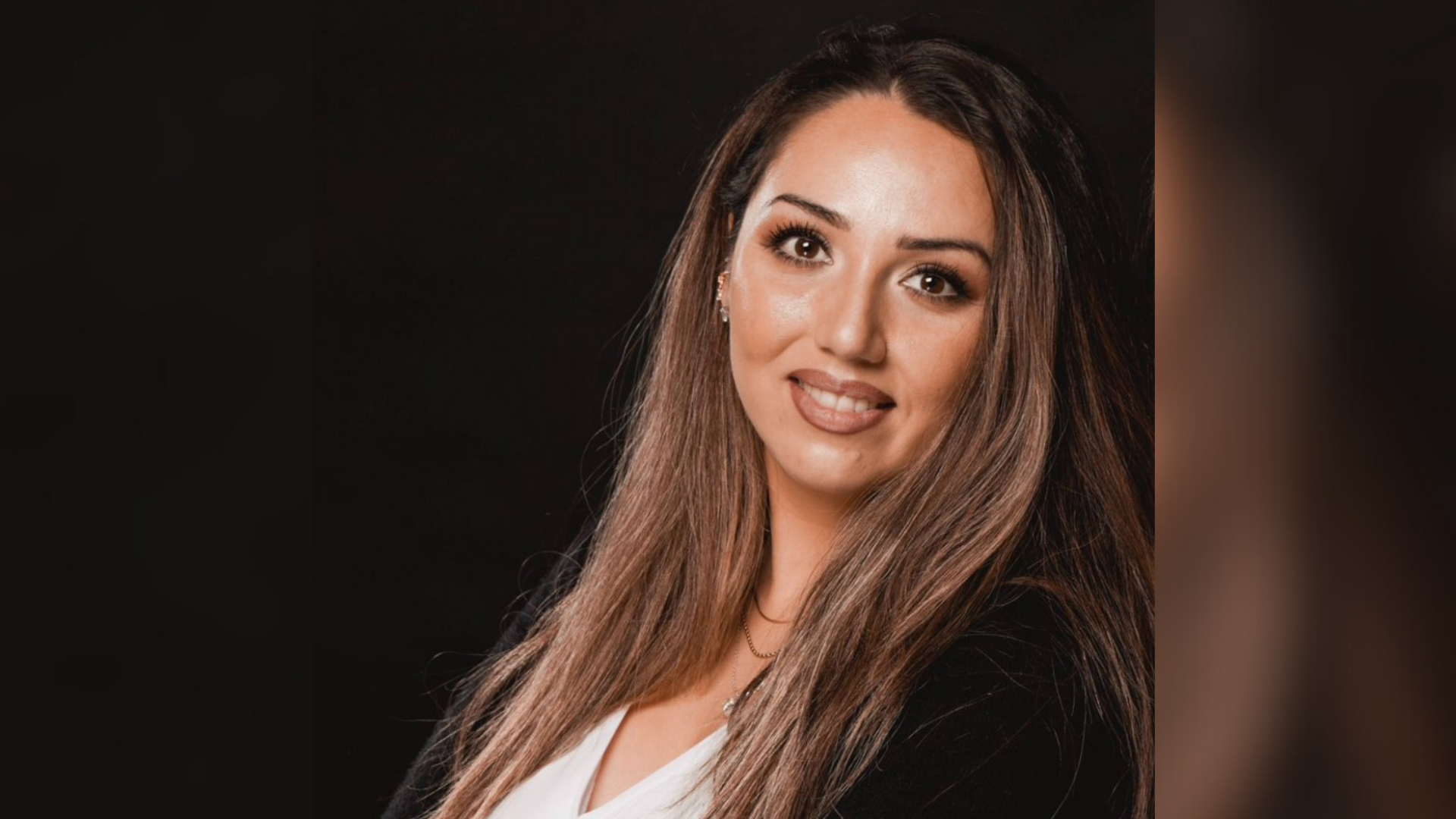 Eine Frau mit langen Haaren und einem weißen Hemd