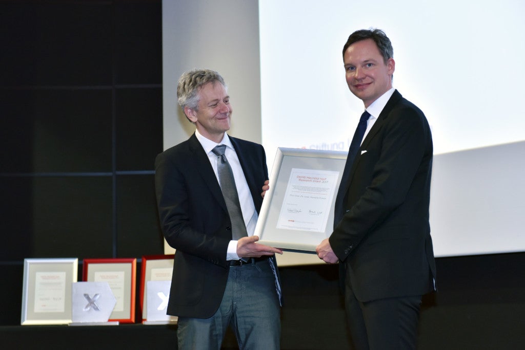 v.l. Prof. Johannes Schetelig, Leiter der DKMS Clinical Trials Unit, und Priv.-Doz. Med. Hendrik Poeck bei der Verleihung des Stipendiums am Rande des EBMT Kongresses 2017 in Marseille