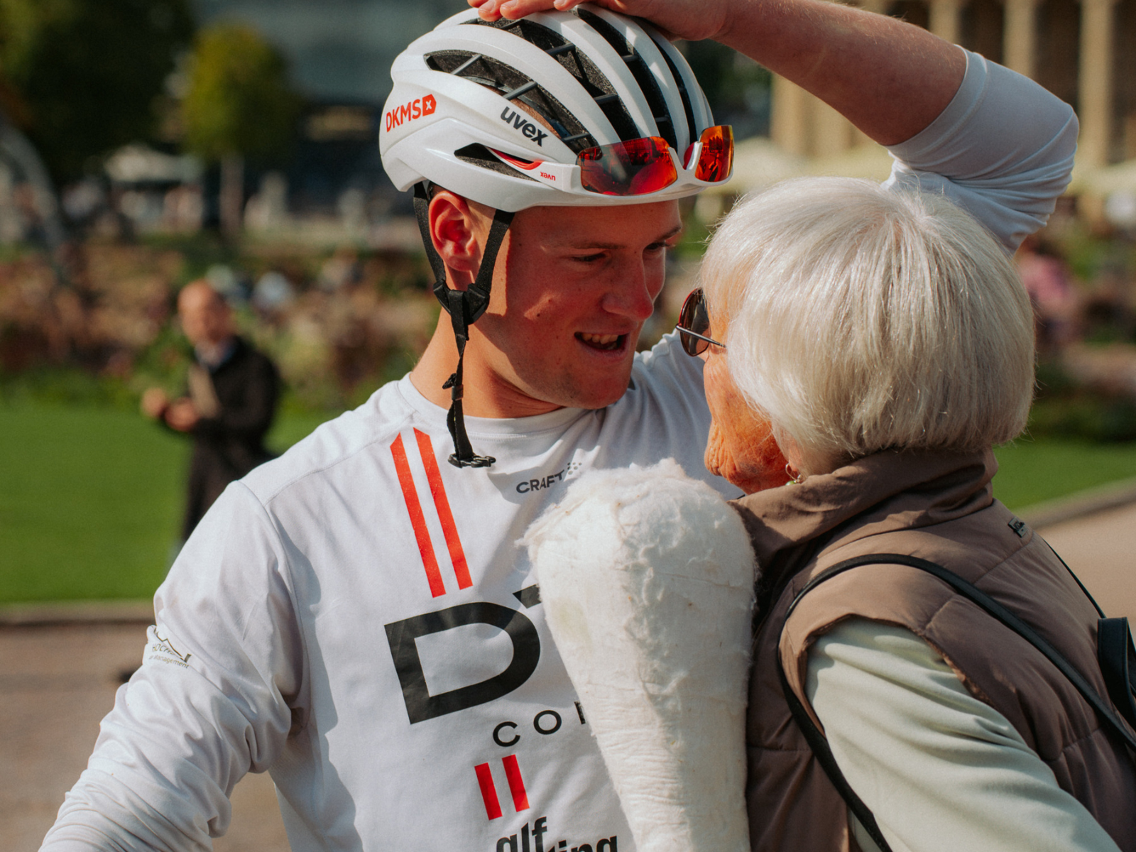 Phil freute sich, seine Oma Brigitte wieder in den Arm nehmen zu können.