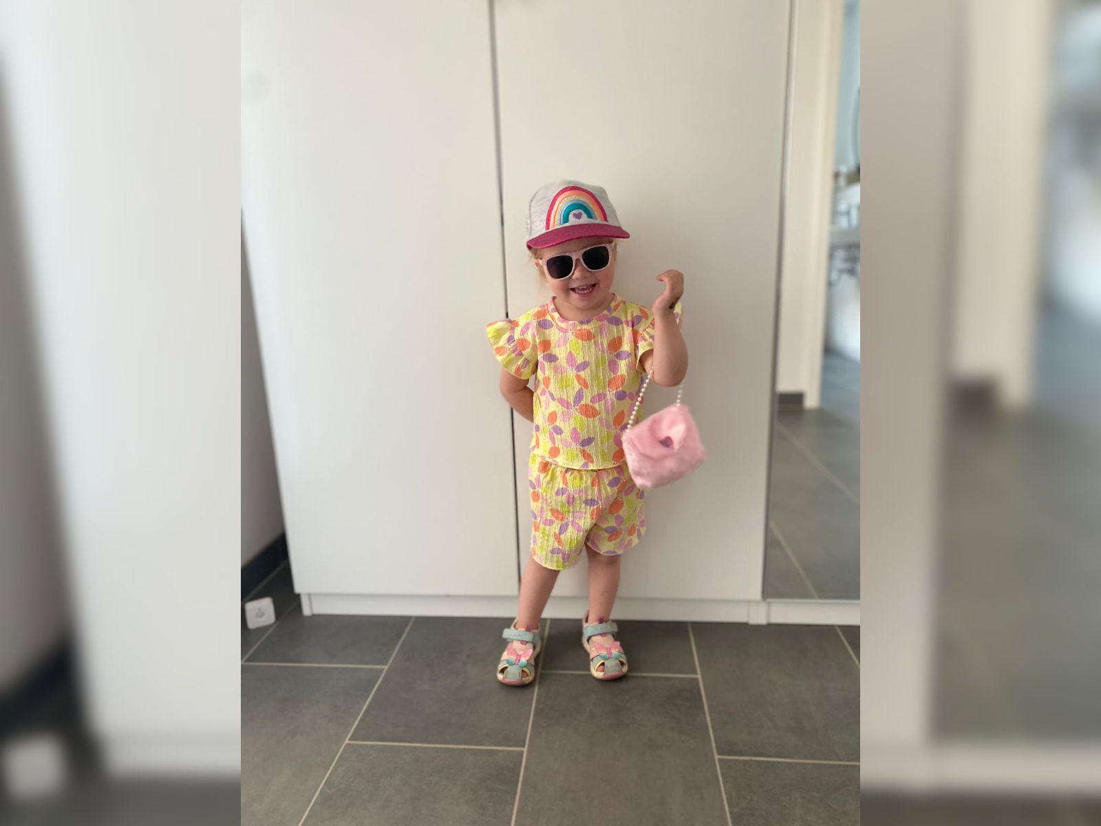 Foto von Lara mit einem farbenfrohen Outfit