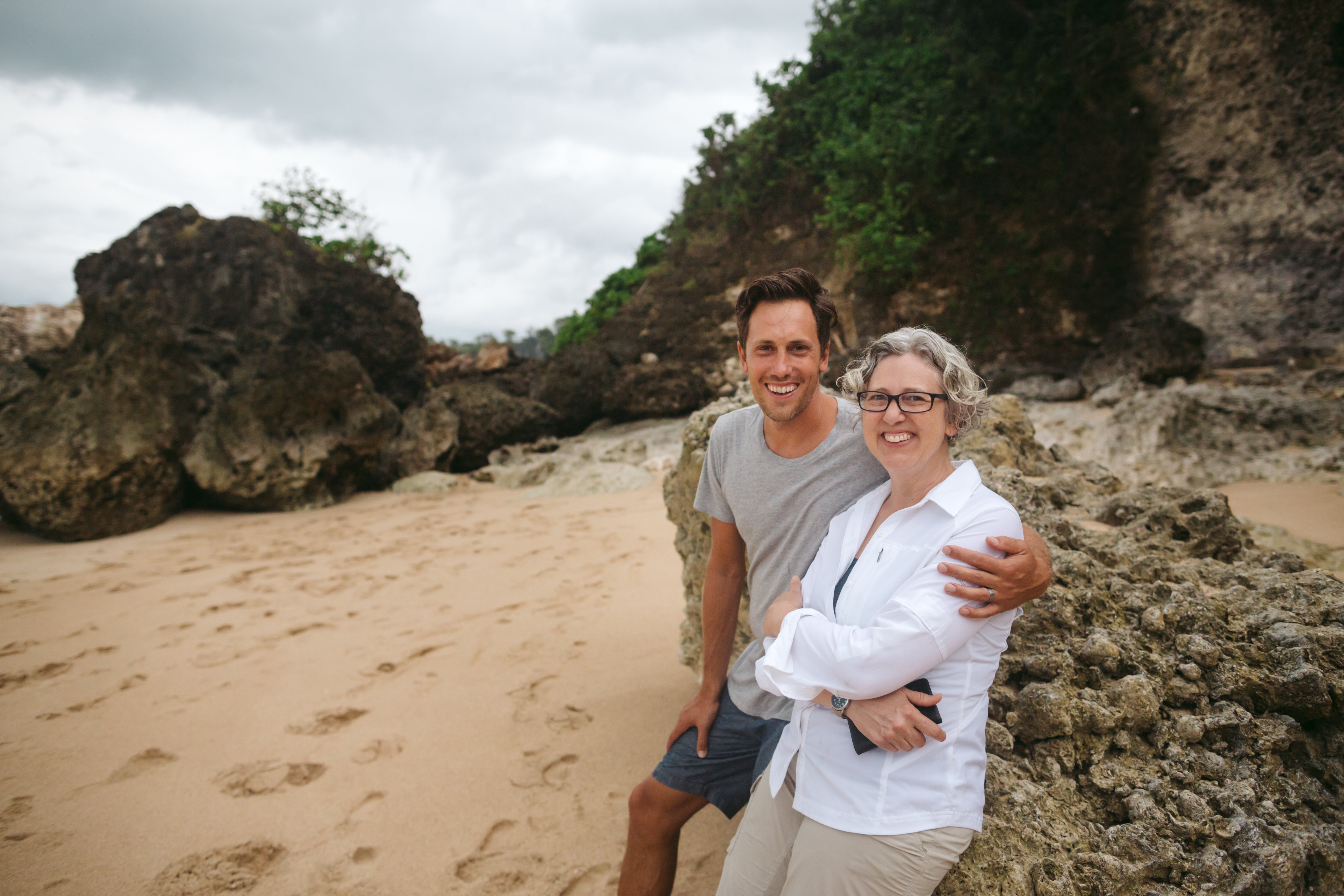 Ein Mann und eine Frau posieren für ein Foto an einem Strand