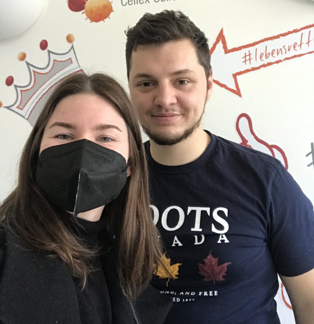 Ein Mann und eine Frau mit Gesichtsmasken