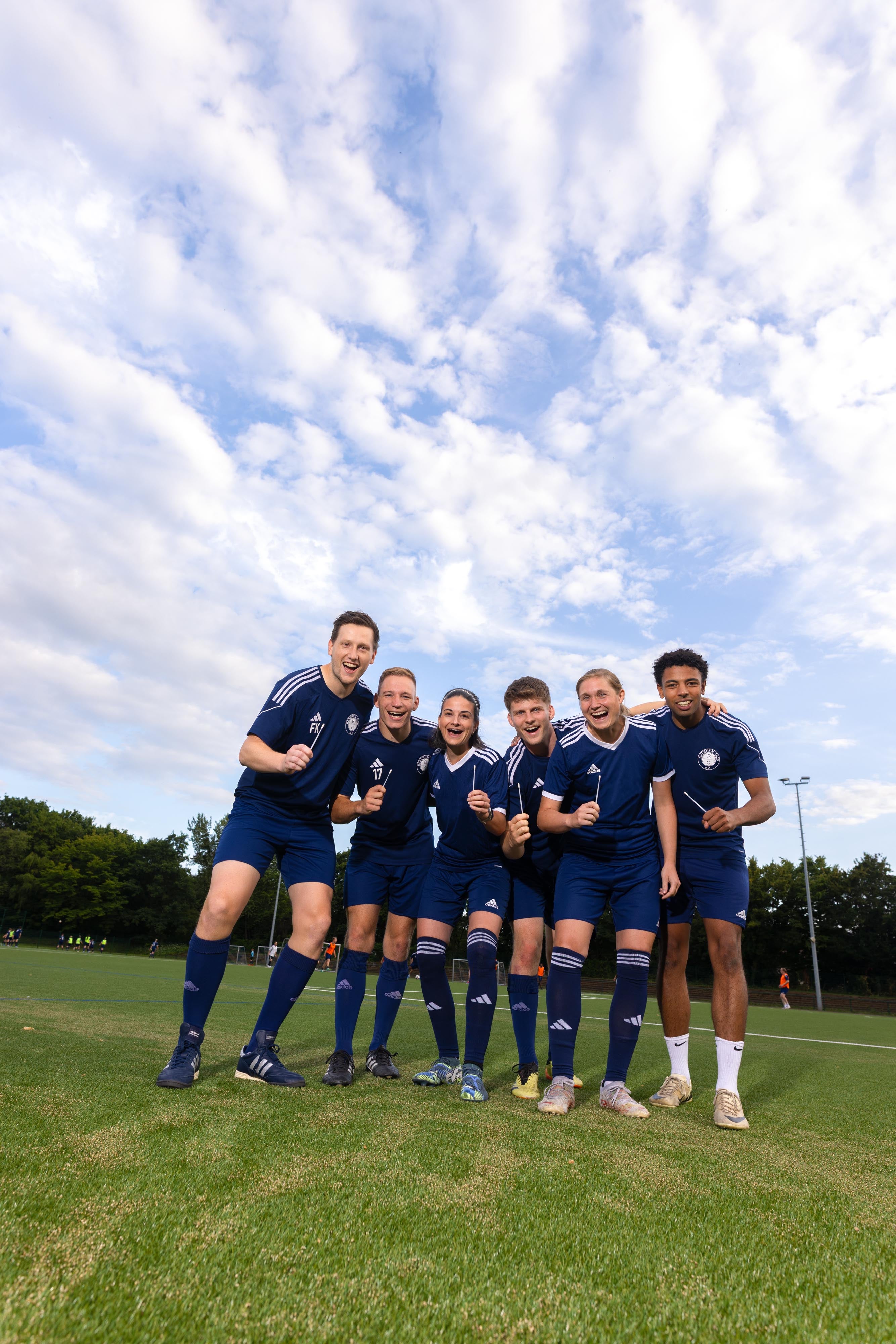 Eine Gruppe von Männern in blauen Uniformen auf einem Feld