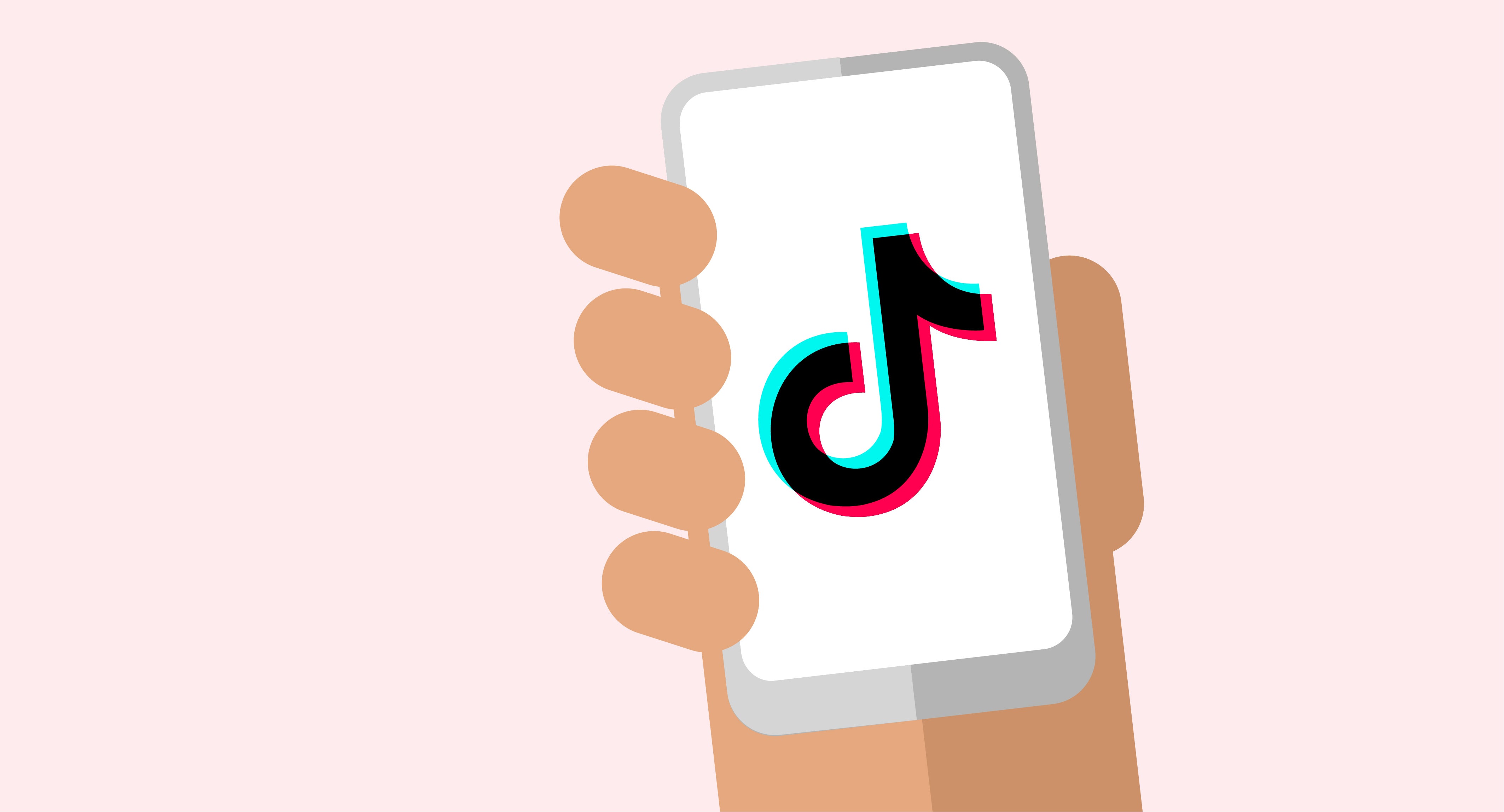 Eine Hand hält ein Handy mit TikTok Icon 