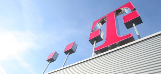 Schräger Blickwinkel auf ein Telekom Logo auf dem Dach