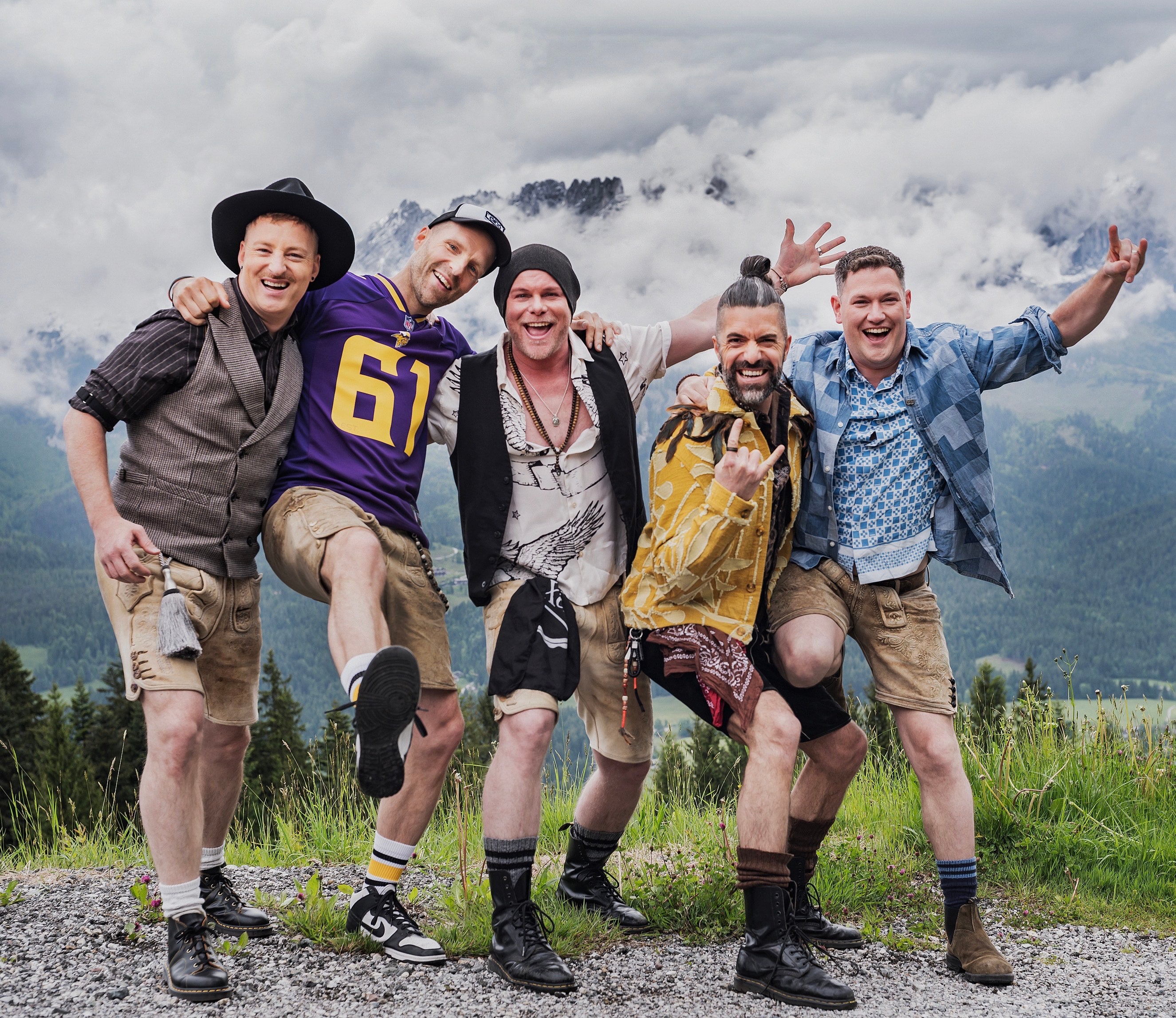 Band Voxxclub vor Alpenpanorama