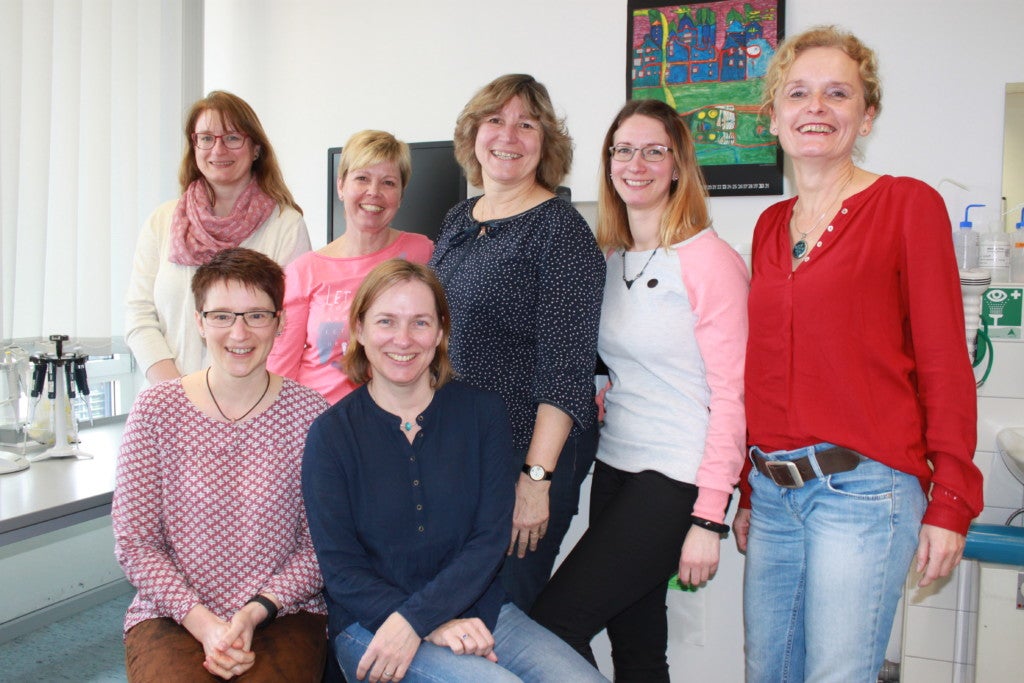 Vorn (v.l.): Jadwiga Stolle und Heike Platz; hinten (v.l.) Doreen Nitsche, Gabi Schneider, Dr. Monika Füssel, Miriam Matthes und Ute Sohn