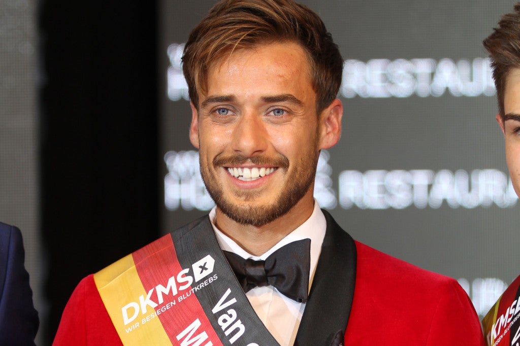 Der amtierende Mister Germany, Sascha Sasse, mit der dem DKMS-Logo auf der Siegerschärpe; Foto: PEN Fotografie