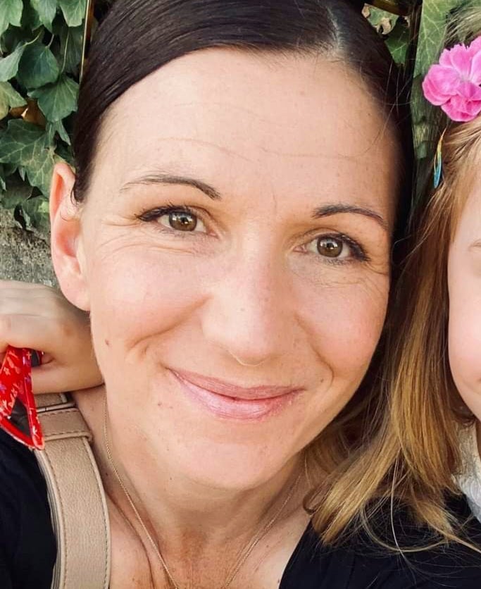 Eine Frau lächelt in die Kamera