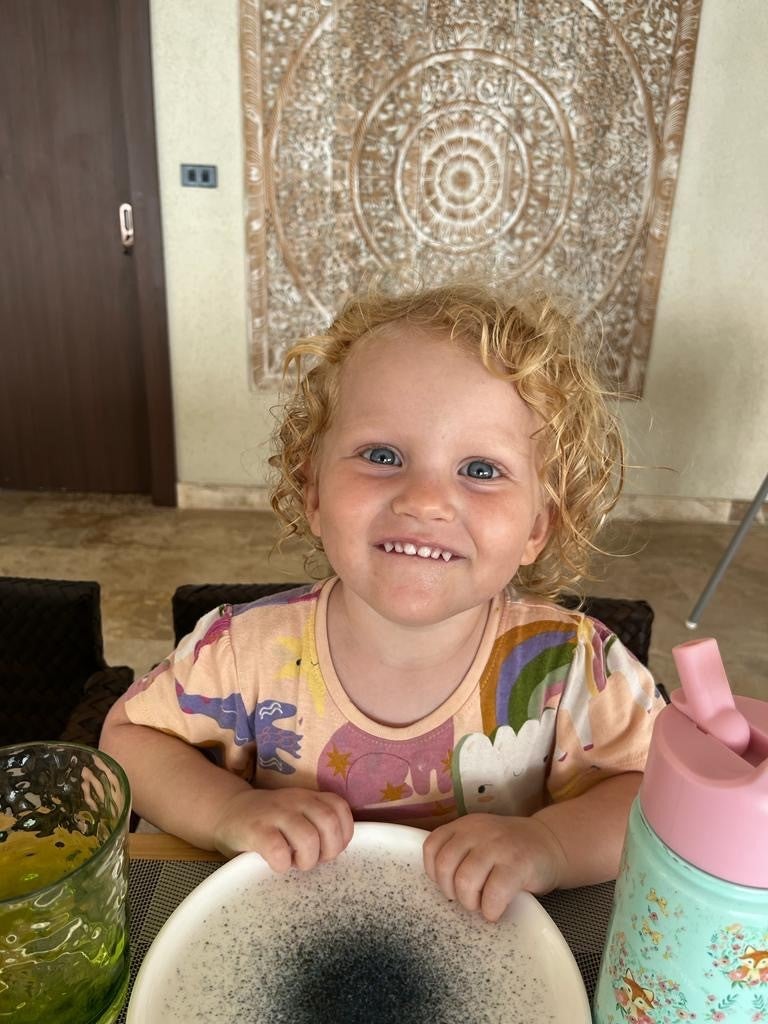 kleines Mädchen lacht in die Kamera