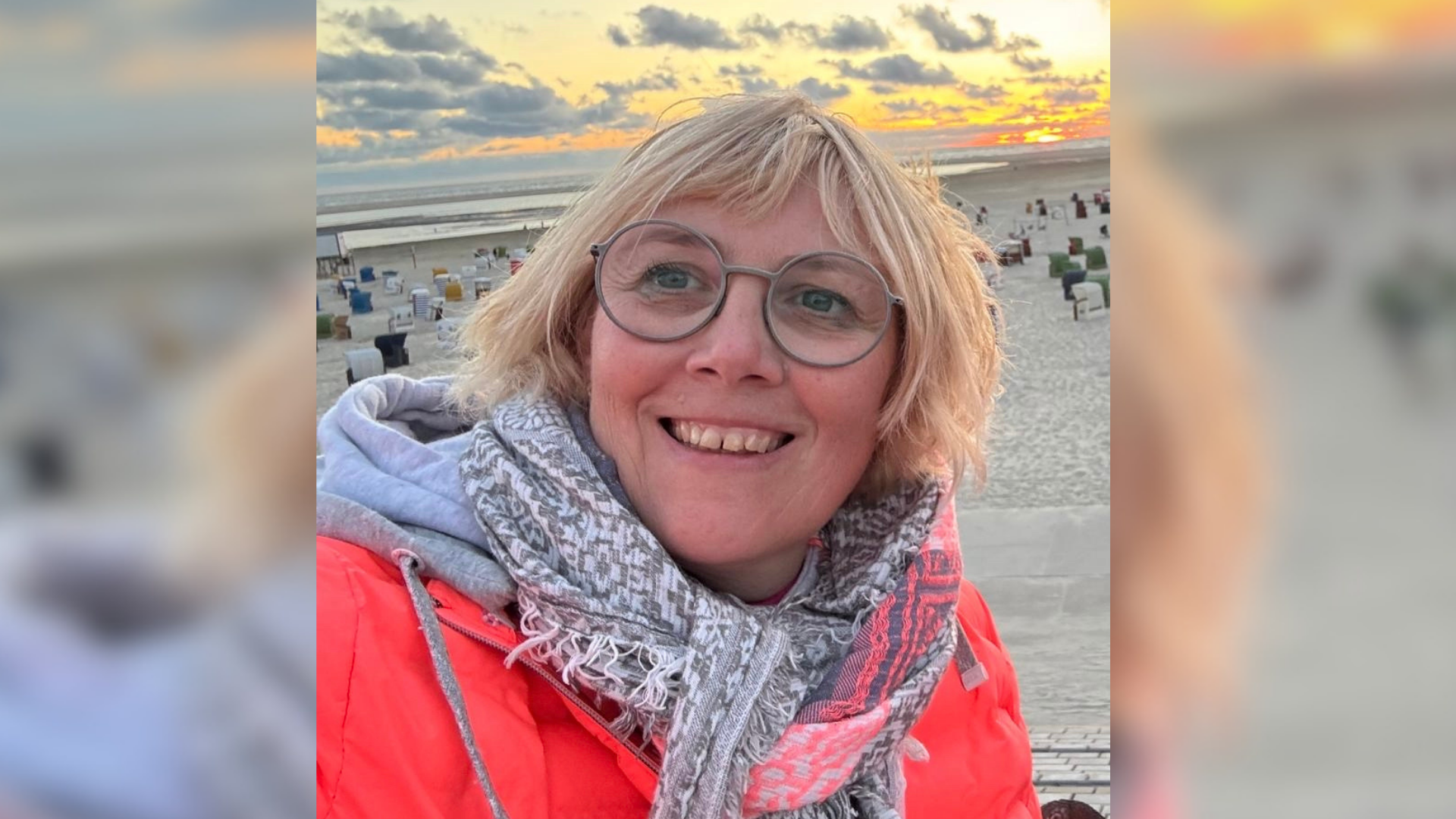 Eine Frau lächelt in die Kamera