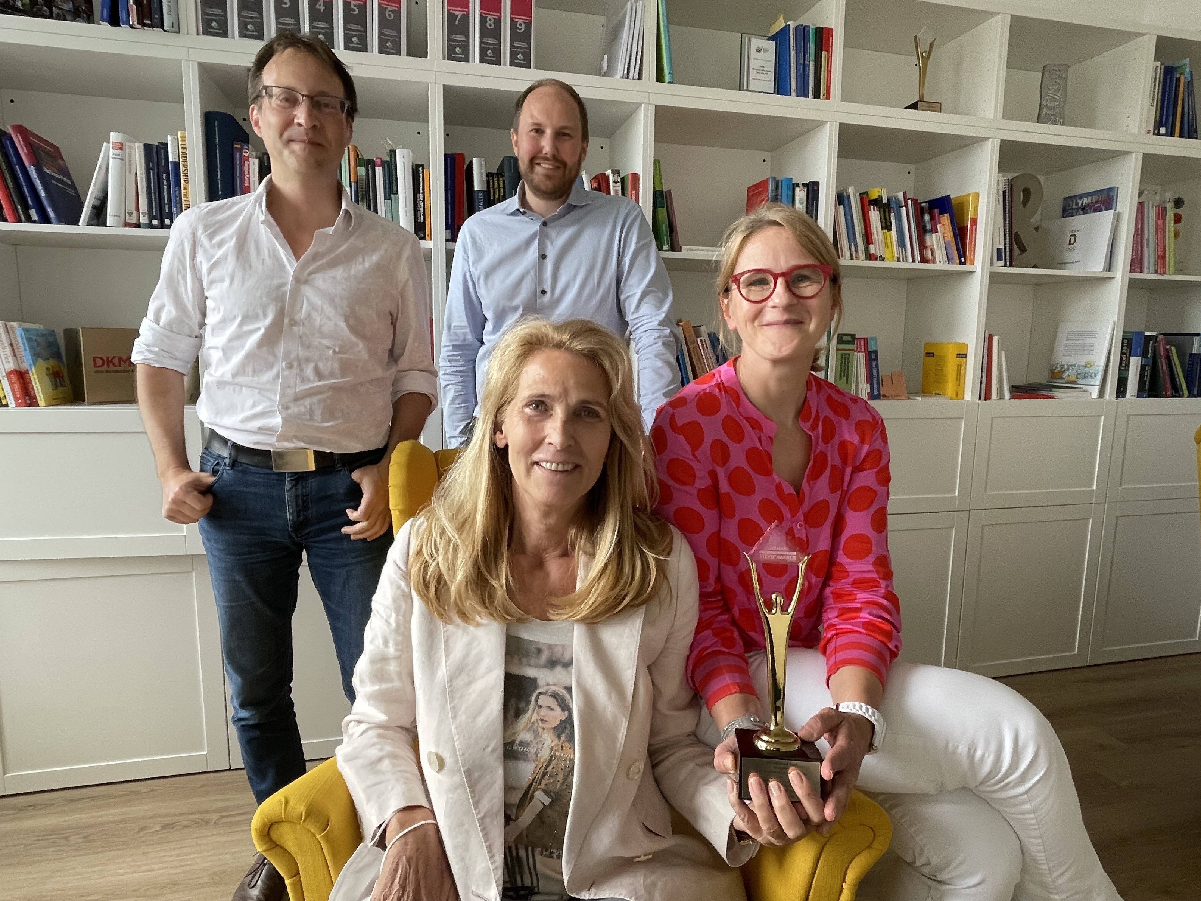 Eine Gruppe von Menschen posiert für ein Foto