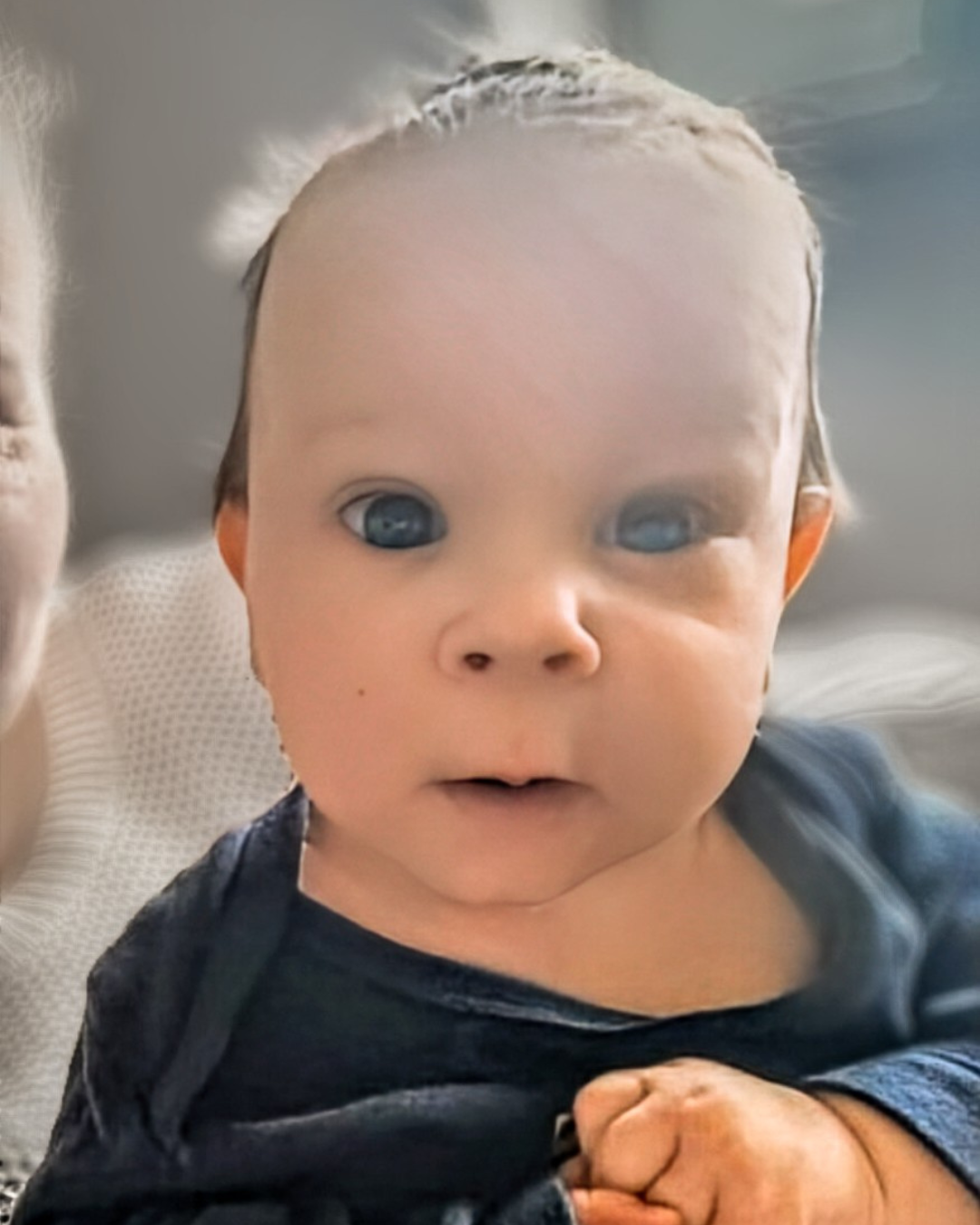Ein Baby mit blauen Augen