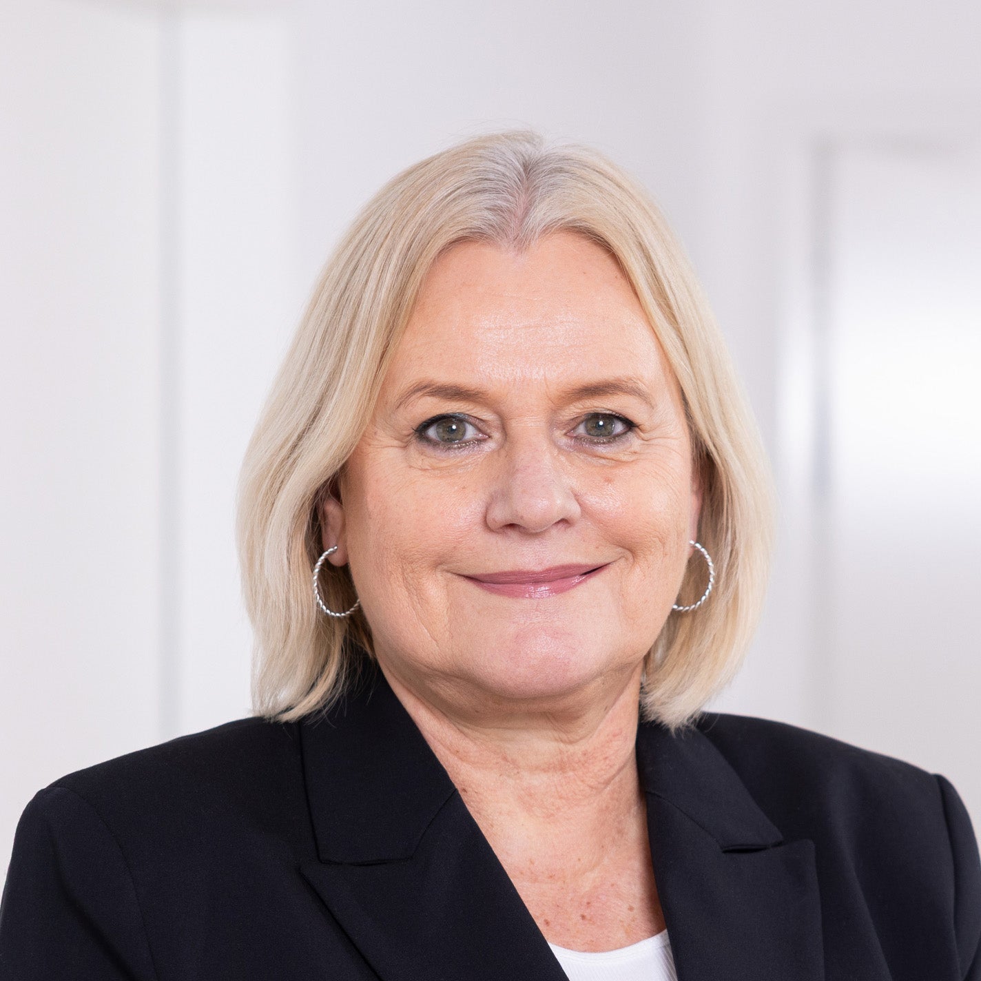 Eine Frau in einem schwarzen Anzug