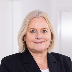Eine Frau in einem schwarzen Anzug