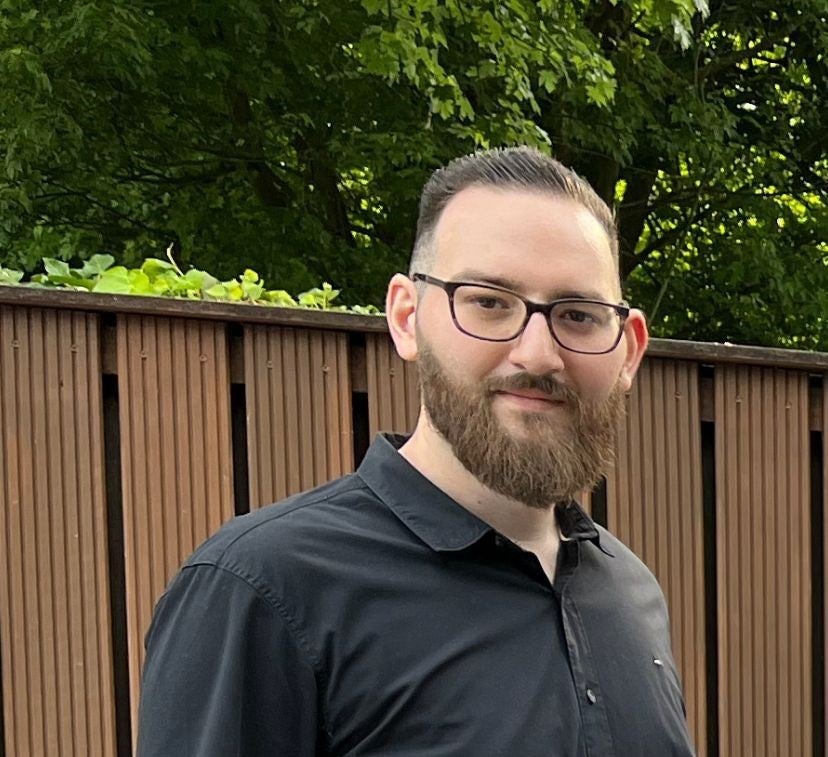 Ein Mann mit Bart und Brille