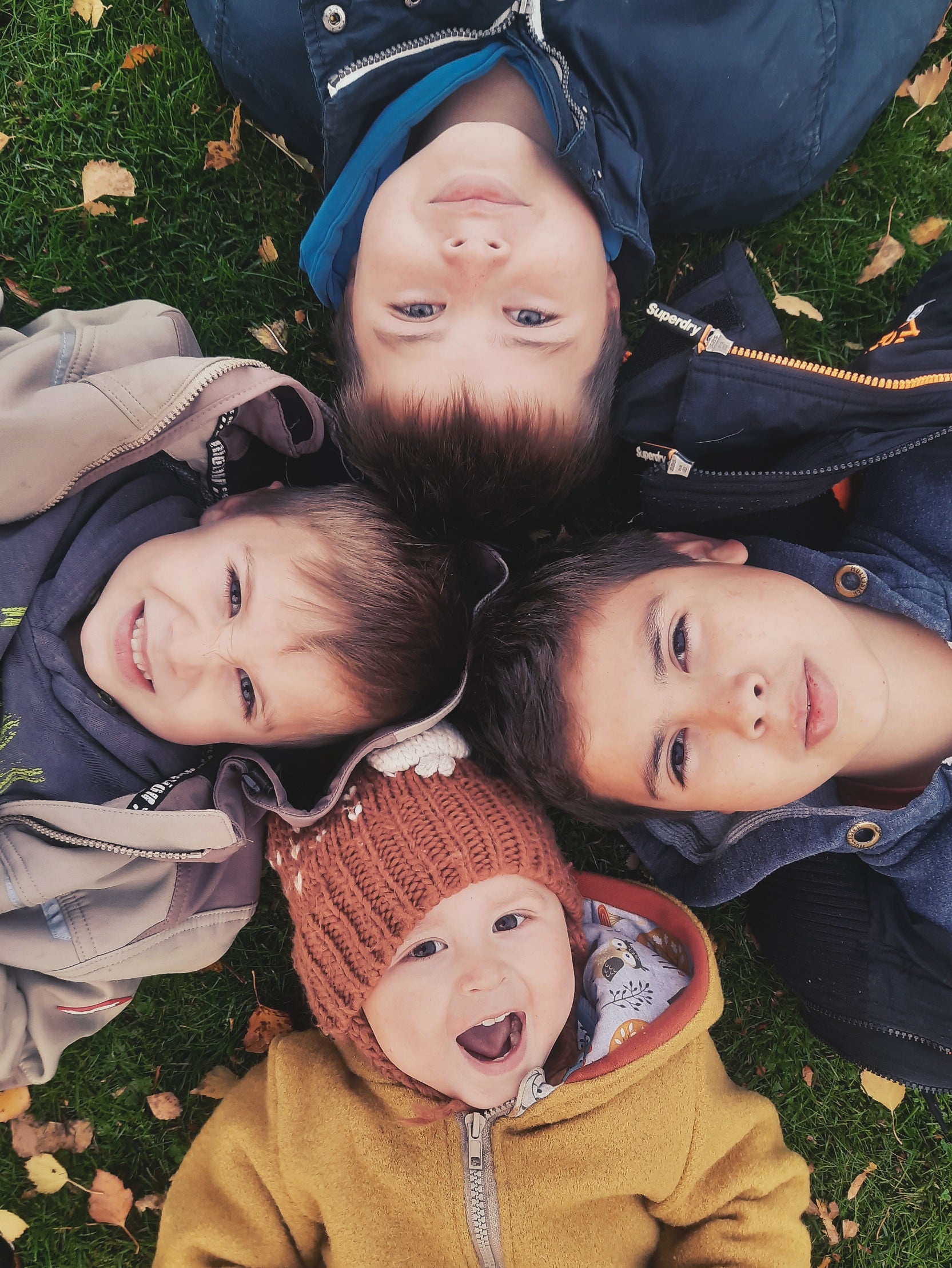 Eine Gruppe von Kindern liegt im Gras