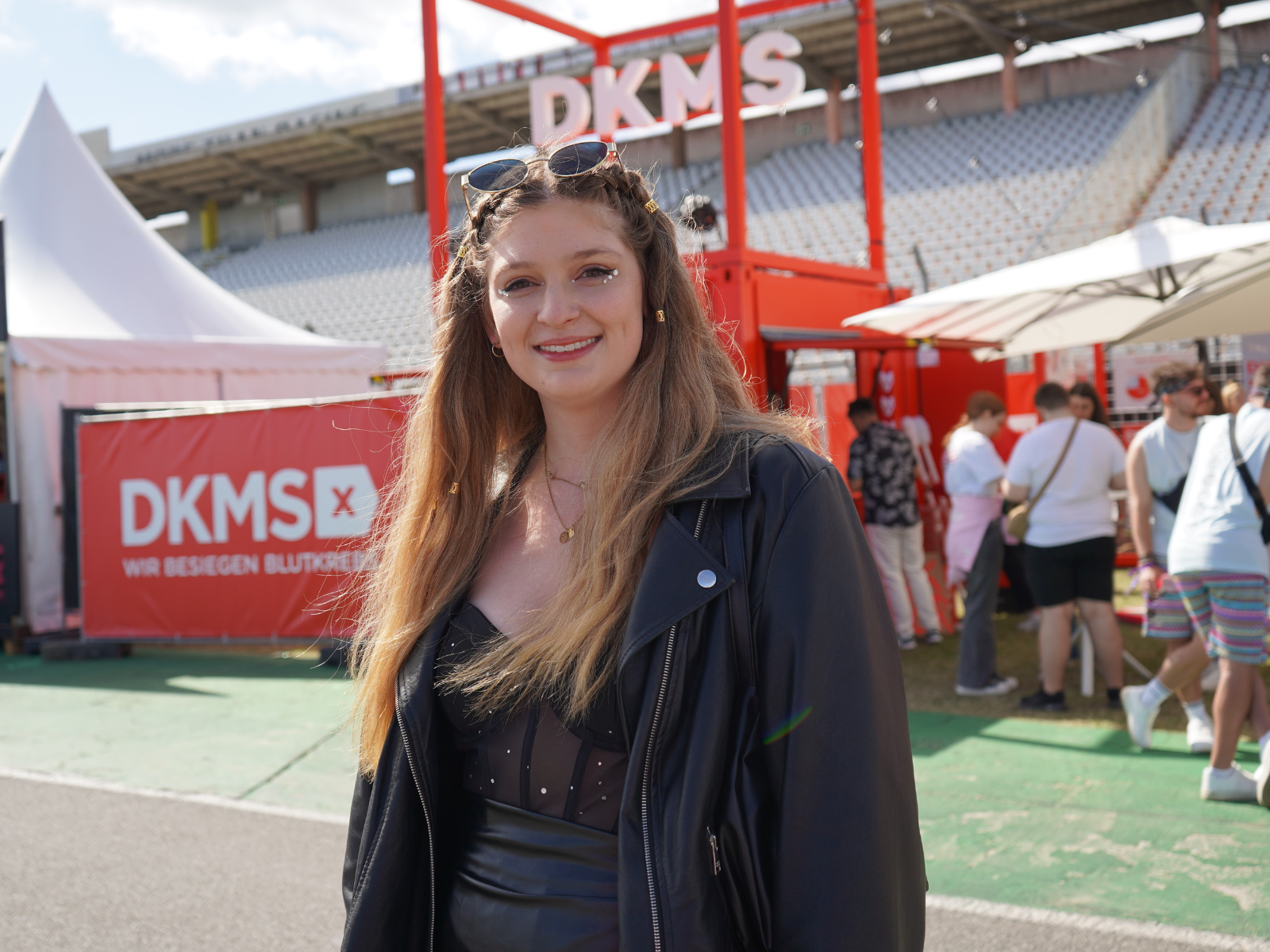 Foto von Stammzellspenderin und Volunteer Sarah Borrmann beim Glücksgefühle Festival