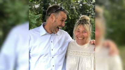 Ein Mann und eine Frau, die lachen.