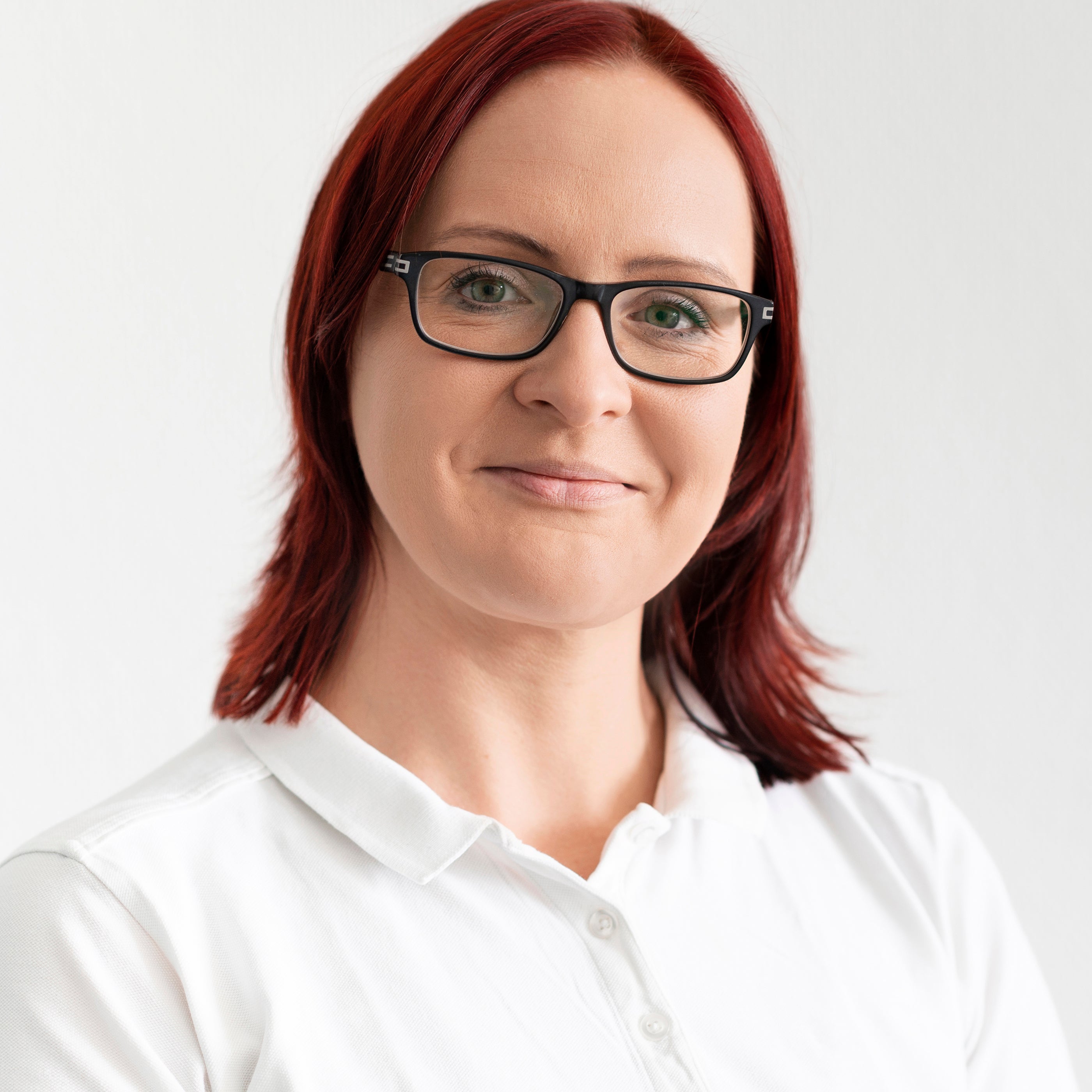 Foto von einer Frau in einem weißen Poloshirt und Brille