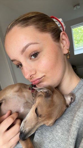 Patientin Johanna hält ihren Hund Kalle im Arm.