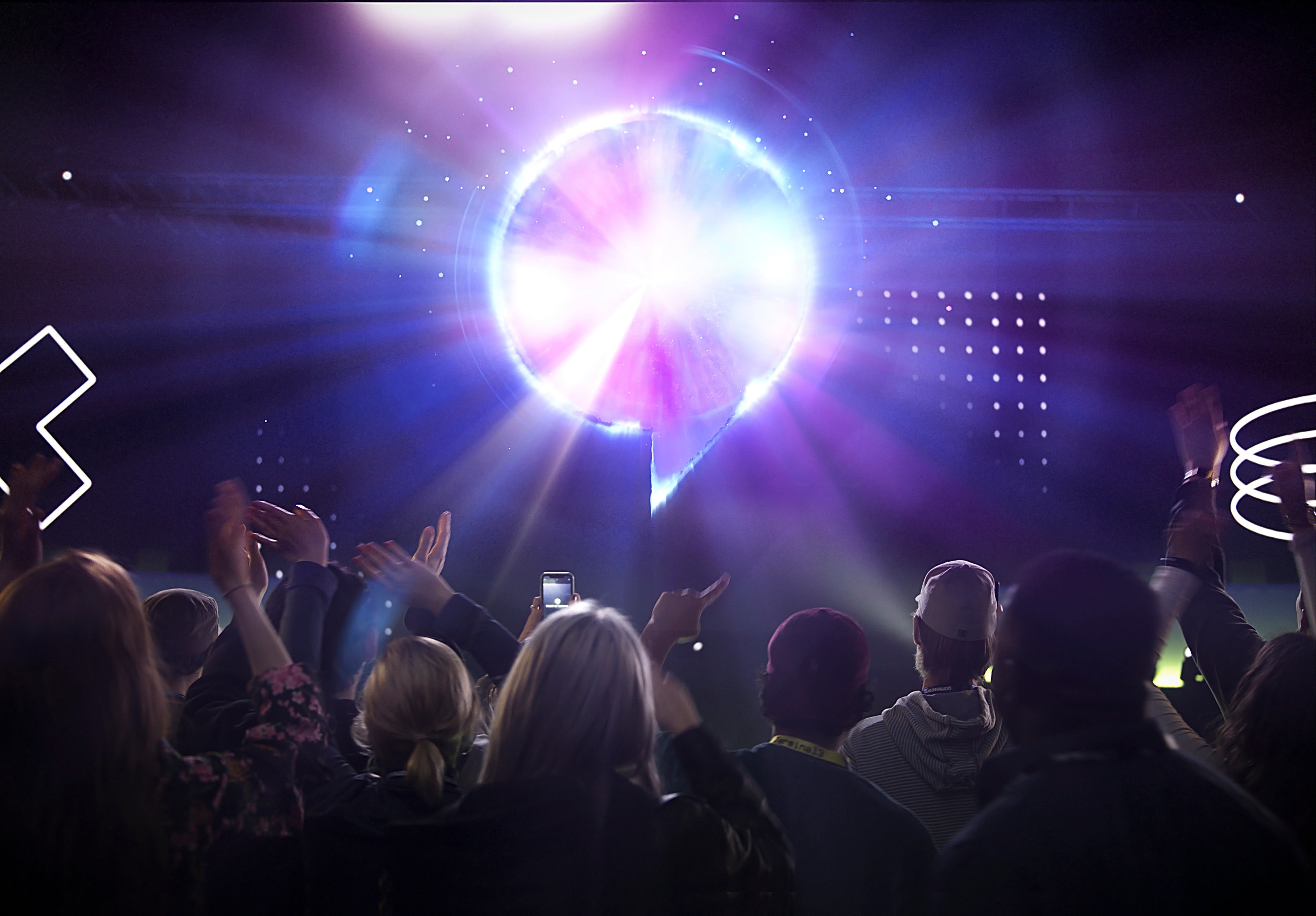 Eine Menschenmenge vor einem hellen Licht