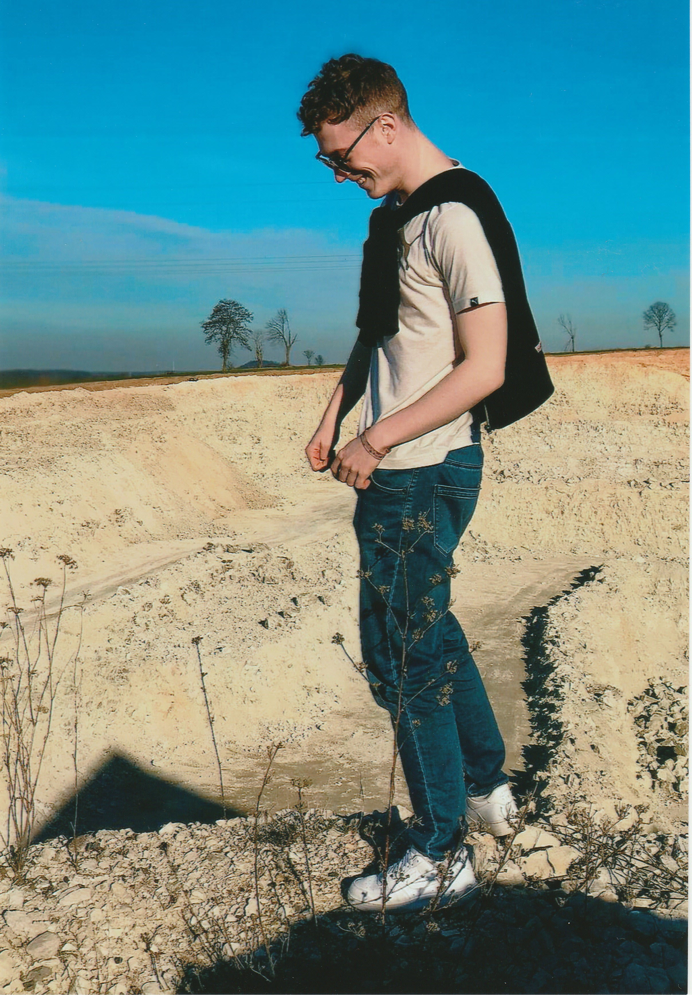 Linus steht in der Natur 