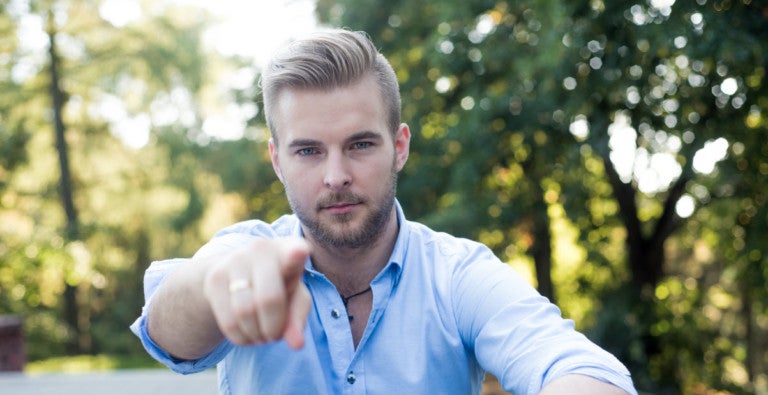 Ein Mann, der auf die Kamera zeigt