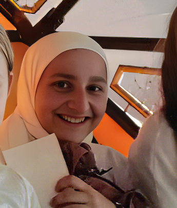 ein Mädchen lächelt in die Kamera