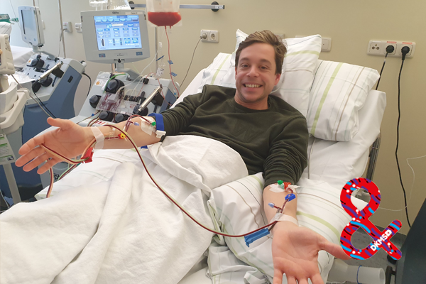 Moderator Tobias Krell spendet Stammzellen, hier liegt er in einem Krankenhausbett während seiner Spende