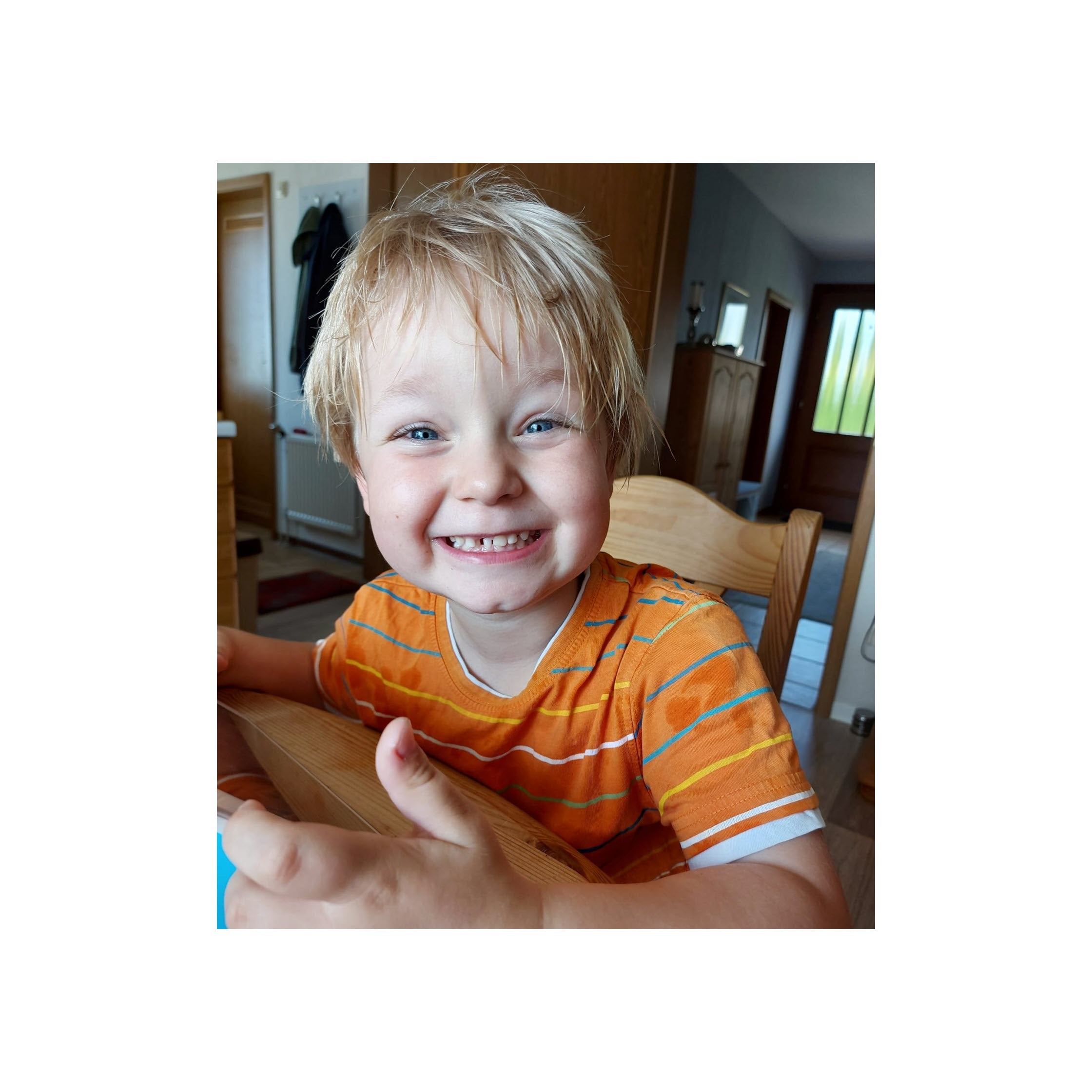 Patient Samu (4) lacht in die Kamera.