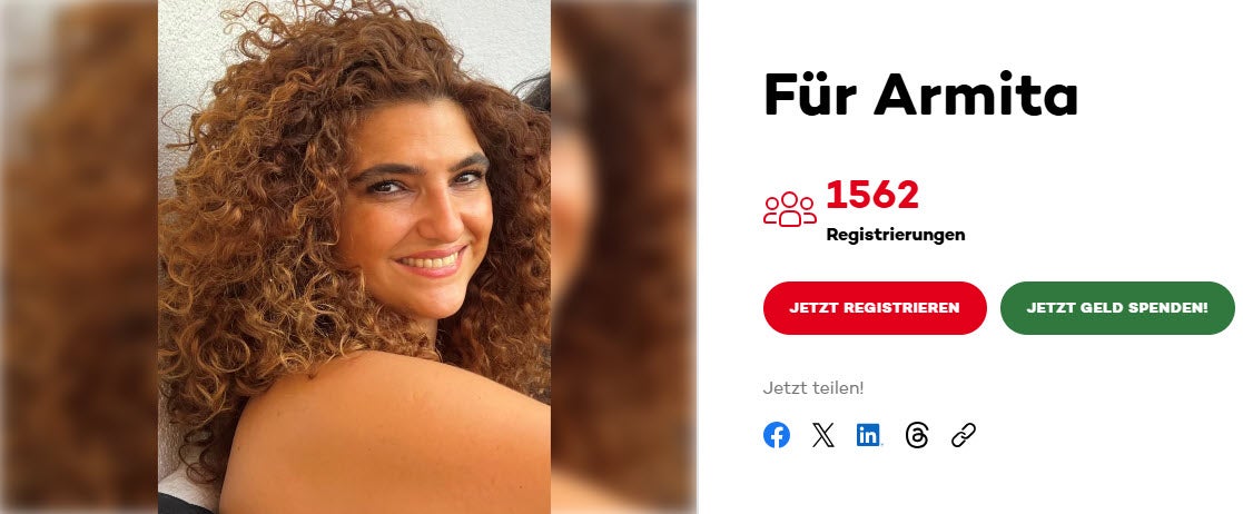 Eine lächelnde Frau mit lockigem Haar