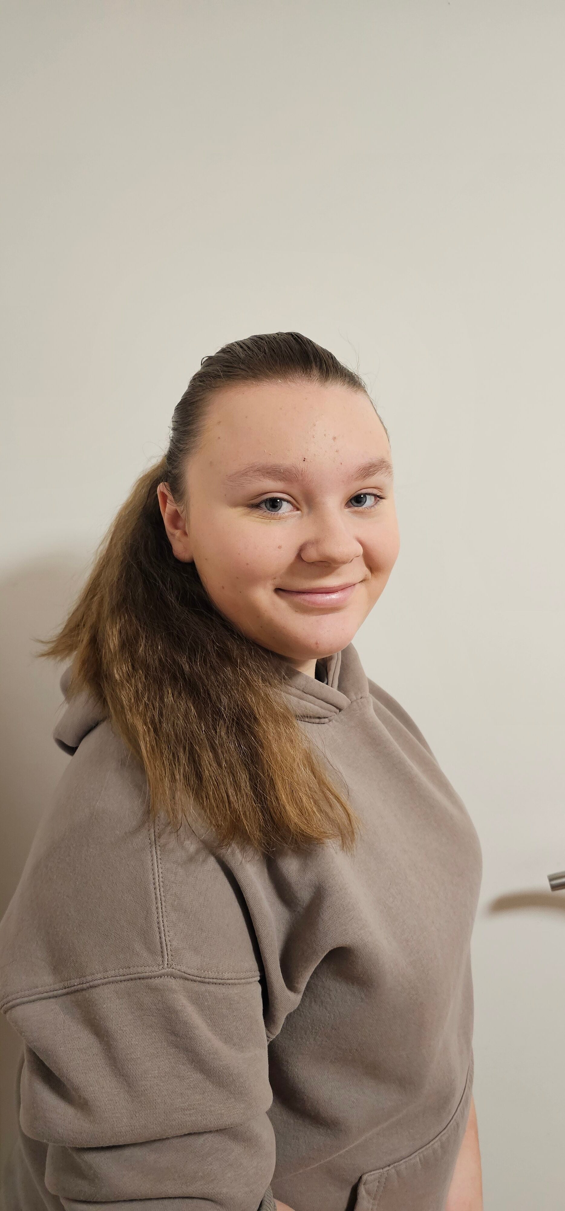 junges Mädchen lächelt in die Kamera