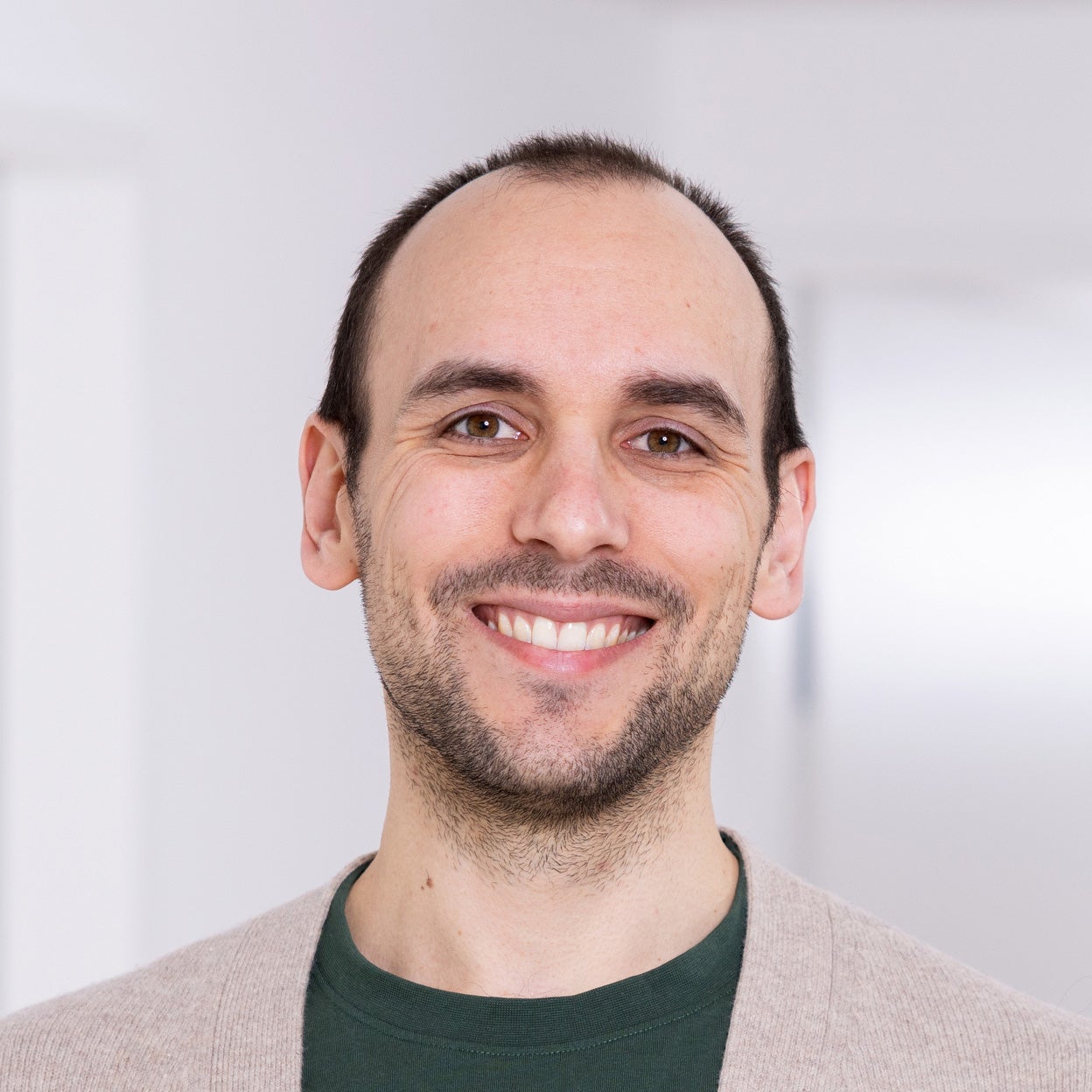 Ein Mann lächelt in die Kamera