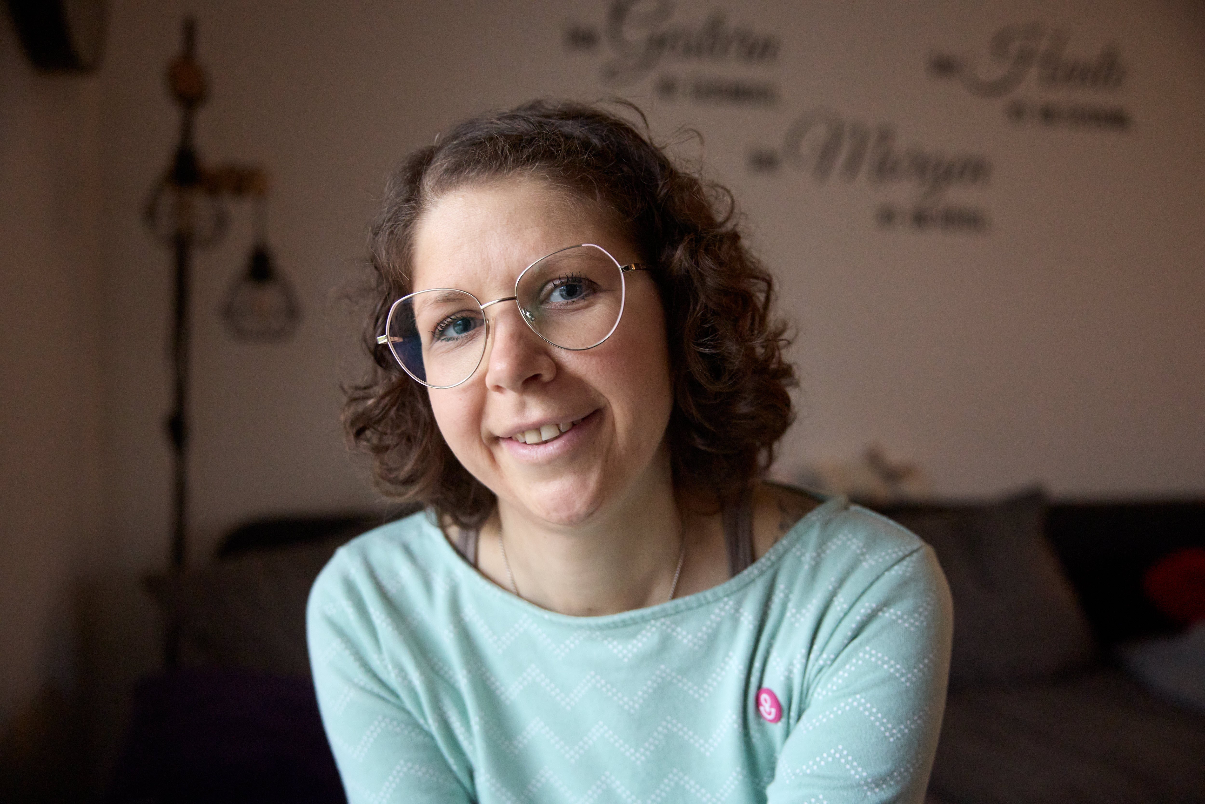 Natalie lächelt in die Kamera 