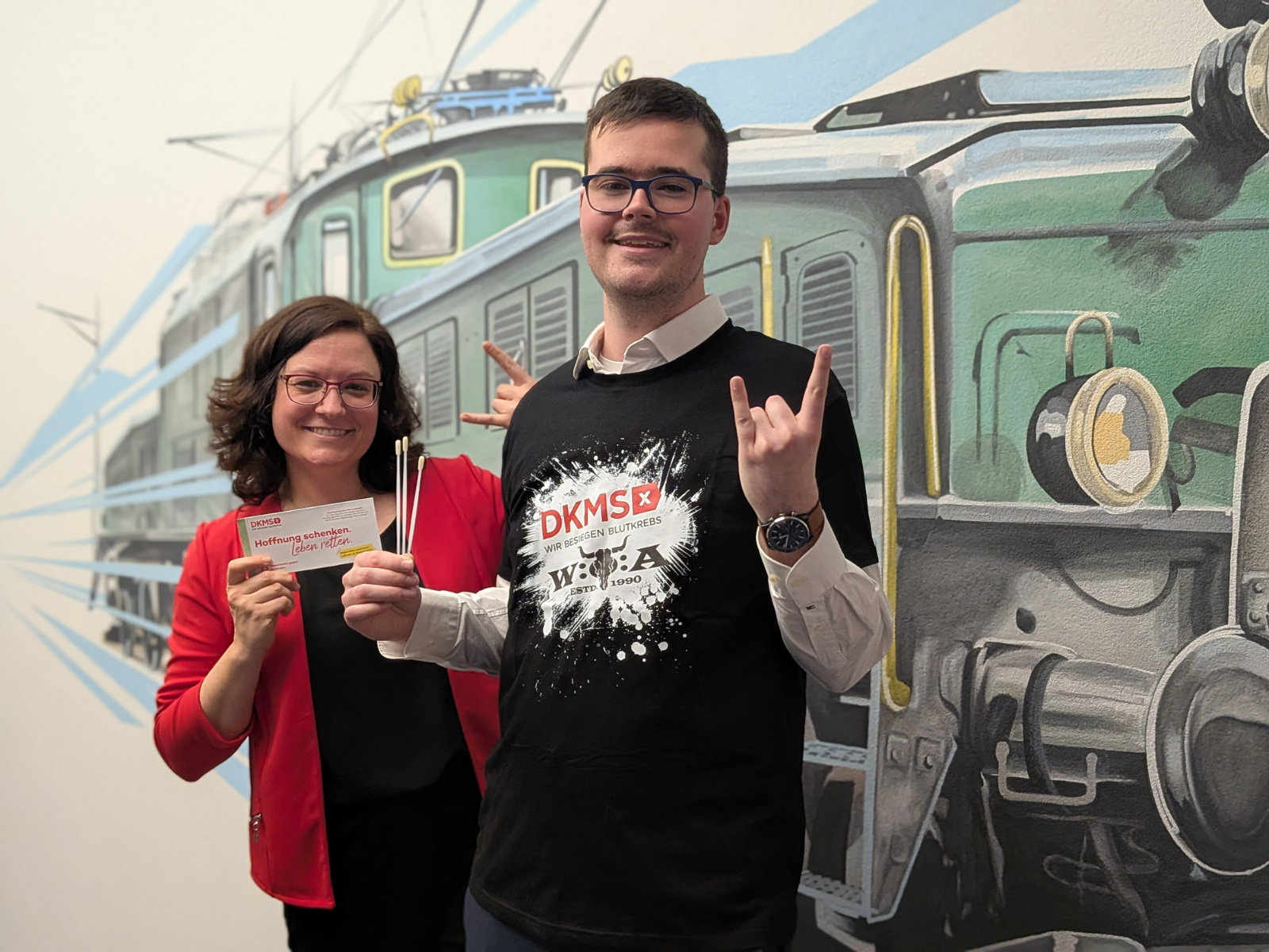 Der Käufer des Teufelszug Philipp Schlampp und DKMS-Mitarbeiterin Andrea Autenrieth mit Wattestäbchen für den Wangenabstrich in der Hand