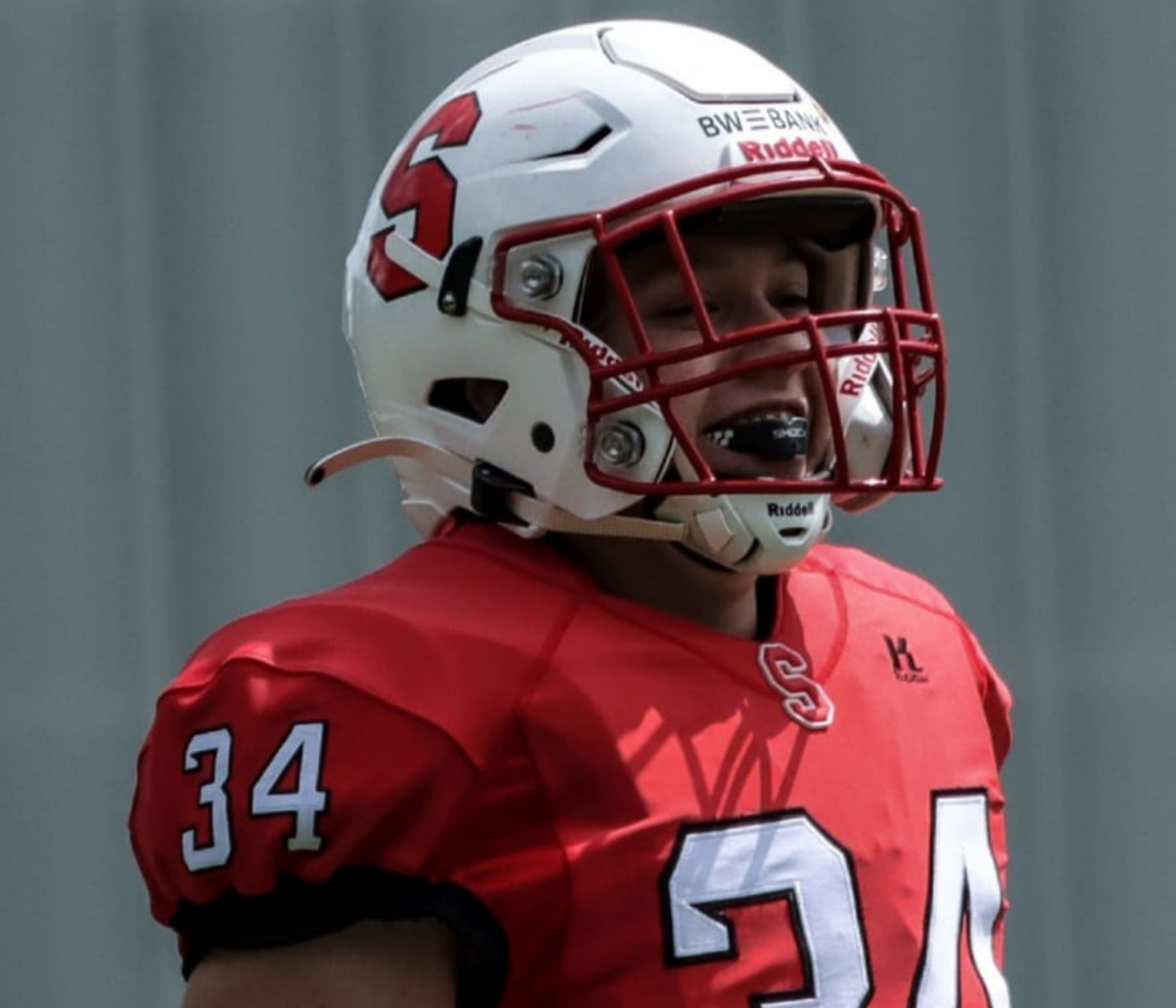 Ein Fußballspieler in einer rot-weißen Uniform