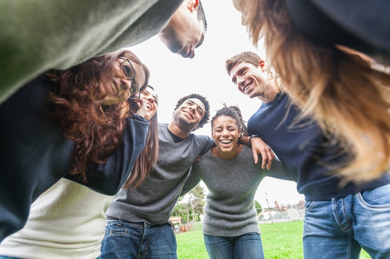 Eine Gruppe von Menschen auf einer grünen Wiesen