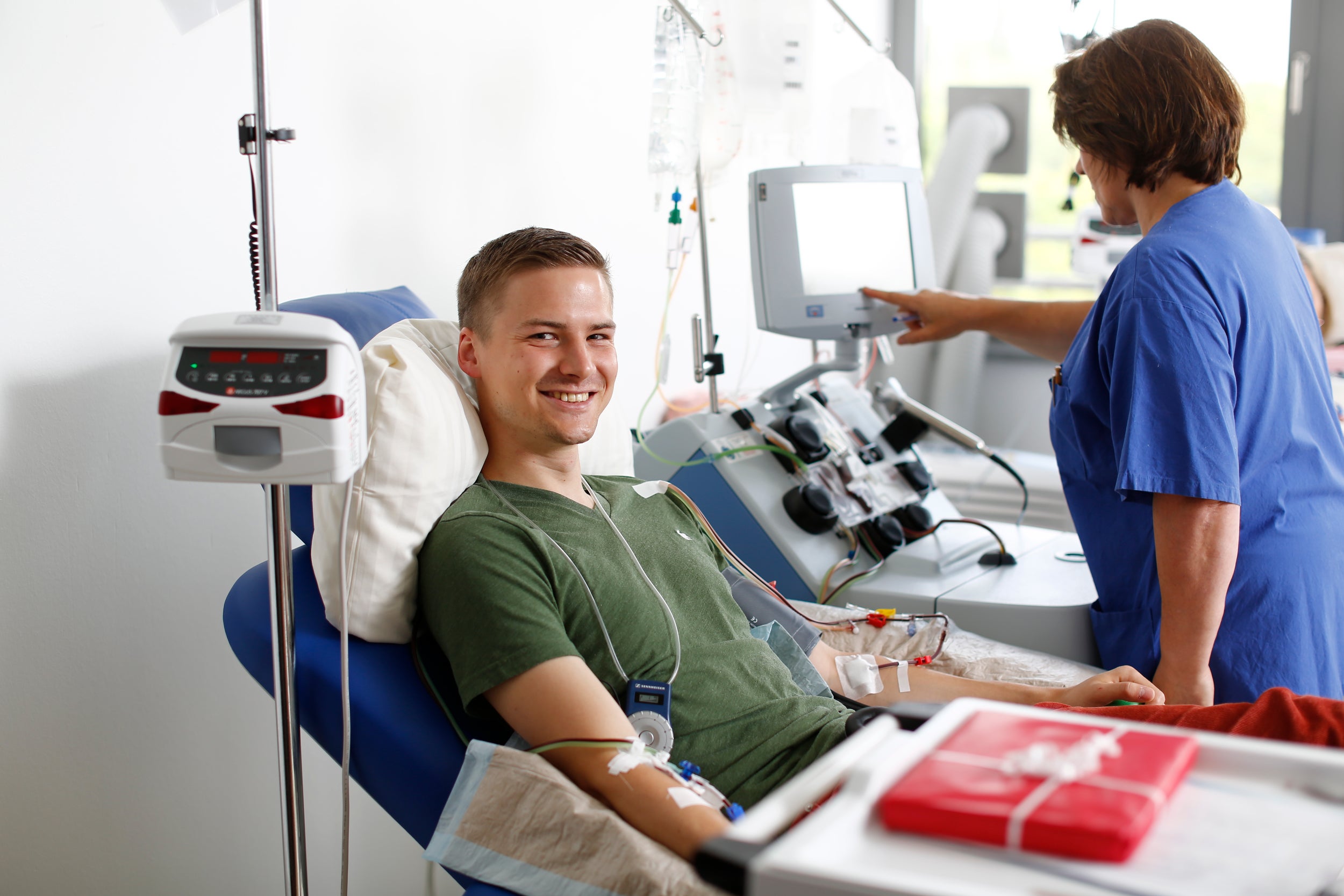 Ein Mann in einem Krankenhausbett