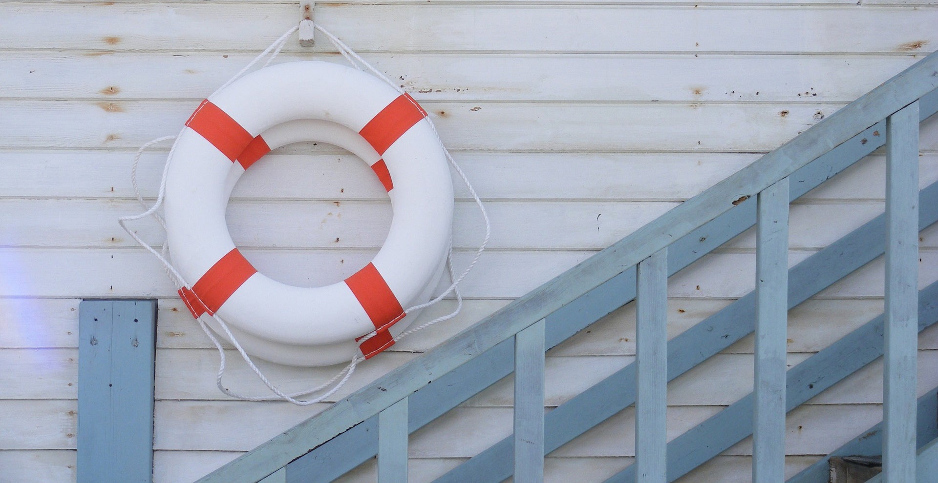 Ein weiß-roter Rettungsring an einer Wand
