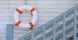Ein weiß-roter Rettungsring an einer Wand