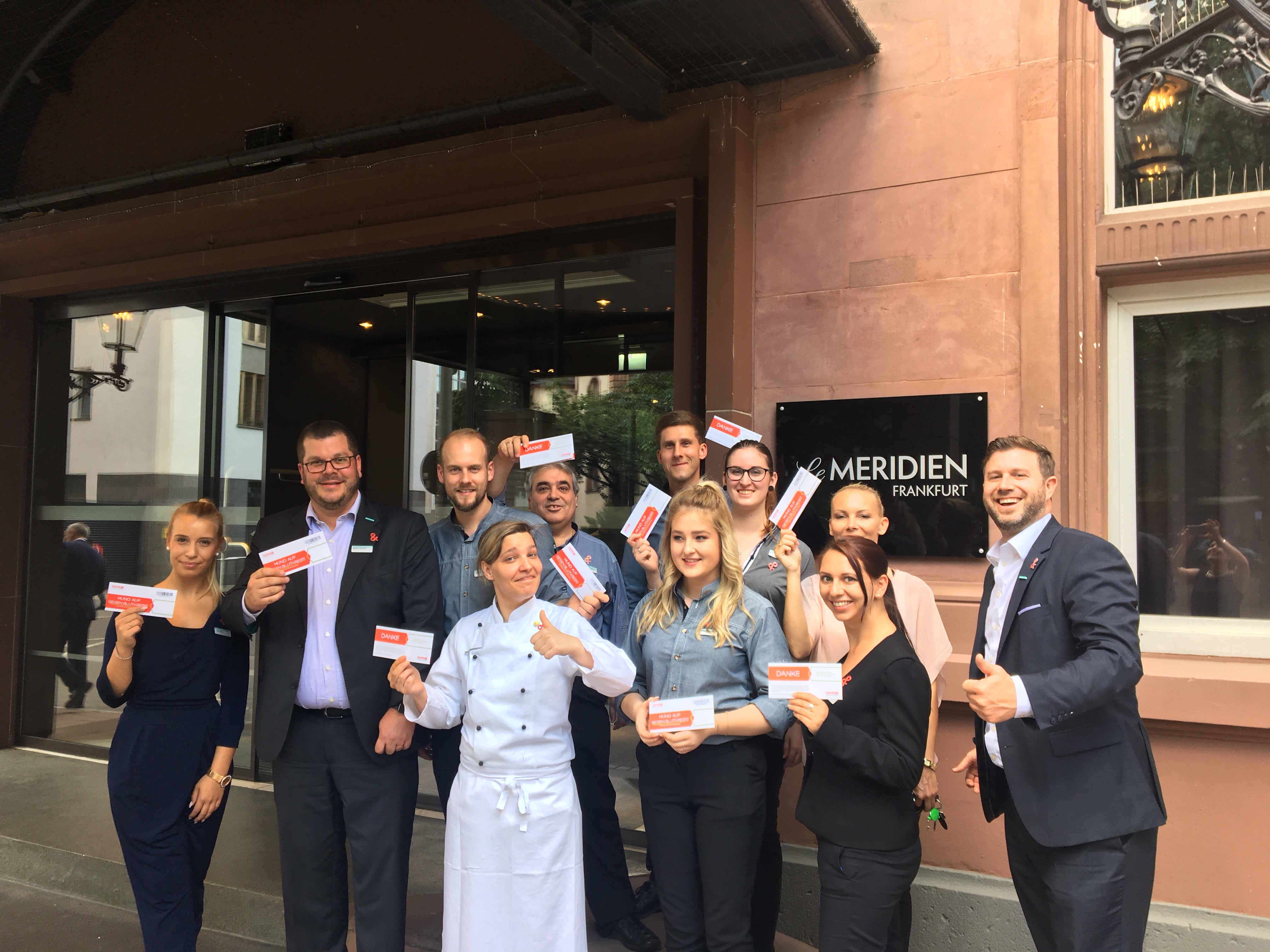 Mitarbeiter des Le Méridien Frankfurt haben sich registrieren lassen und zeigen stolz ihre Spendersets