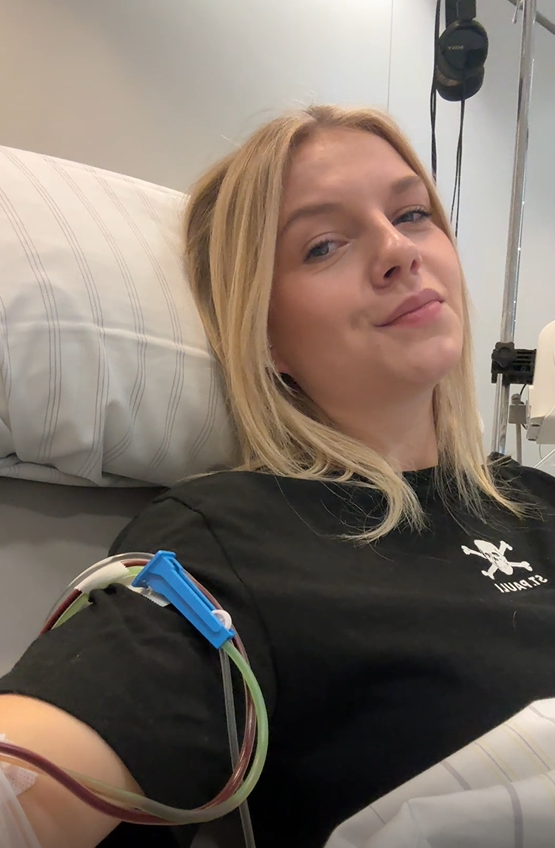 eine Frau während ihrer Stammzellspende